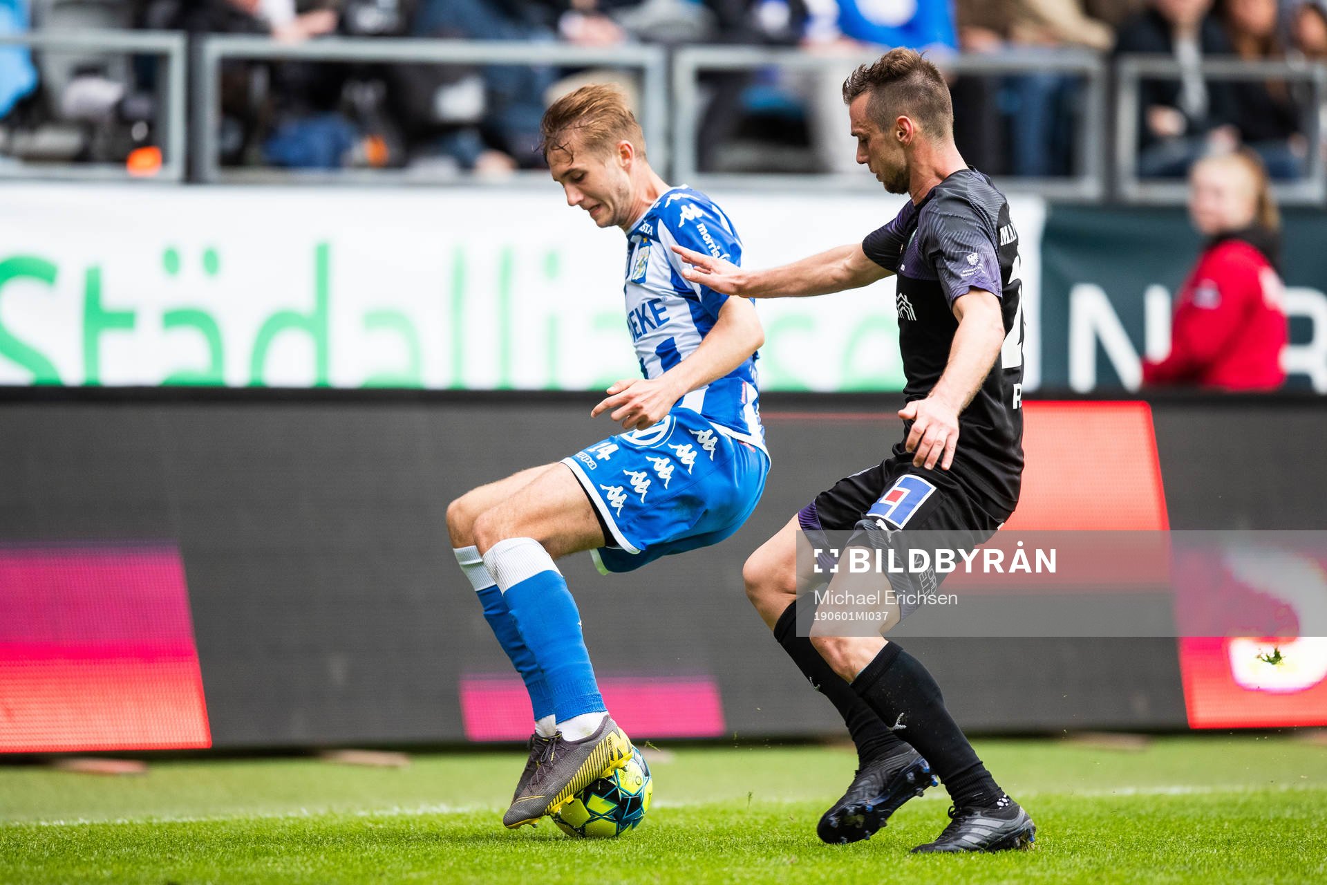 IFK Göteborgs Benjamin Nygren och Örebros Filip Rogic under fotbollsmatchen i allsvenskan mellan IFK Göteborg och Örebro den 1 juni 2019 i Göteborg.