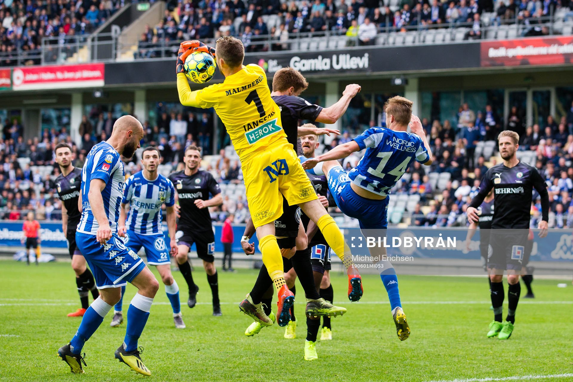 Örebros målvakt Oscar Jansson tar ned ett inlägg