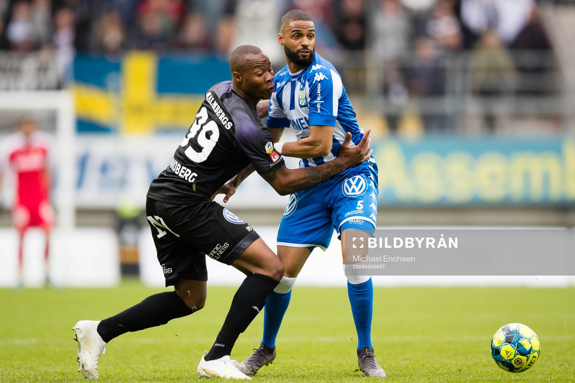 Örebros Carlos Strandberg i kamp med IFK Göteborgs Kristopher Da Graca under fotbollsmatchen i allsvenskan mellan IFK Göteborg och Örebro den 1 juni 2019 i Göteborg.