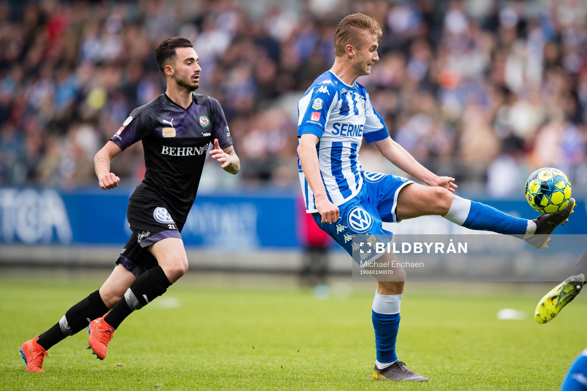 IFK Göteborgs Benjamin Nygren före Örebros Simon Amin