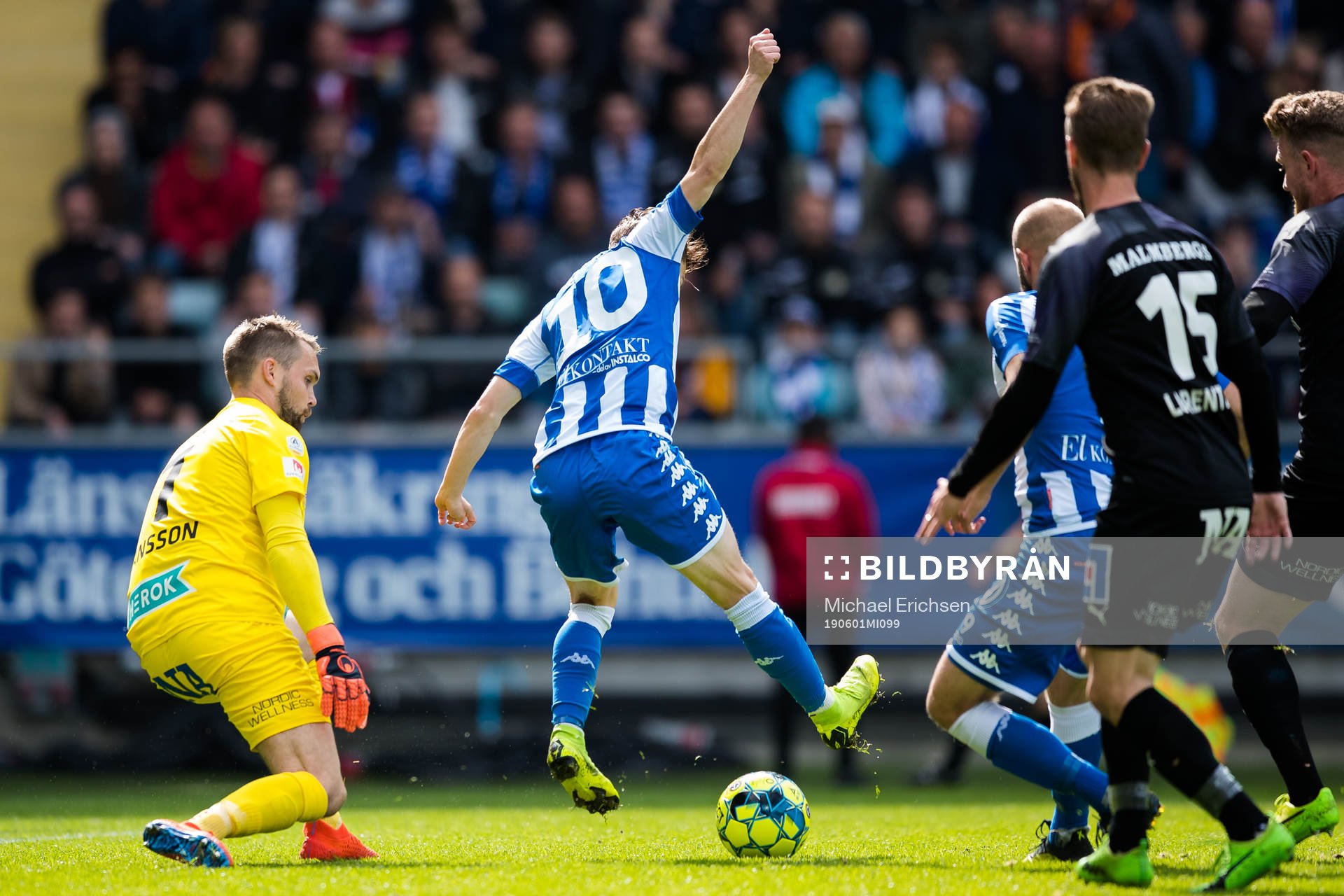 IFK Göteborgs Patrik Karlsson Lagemyr klackar bollen