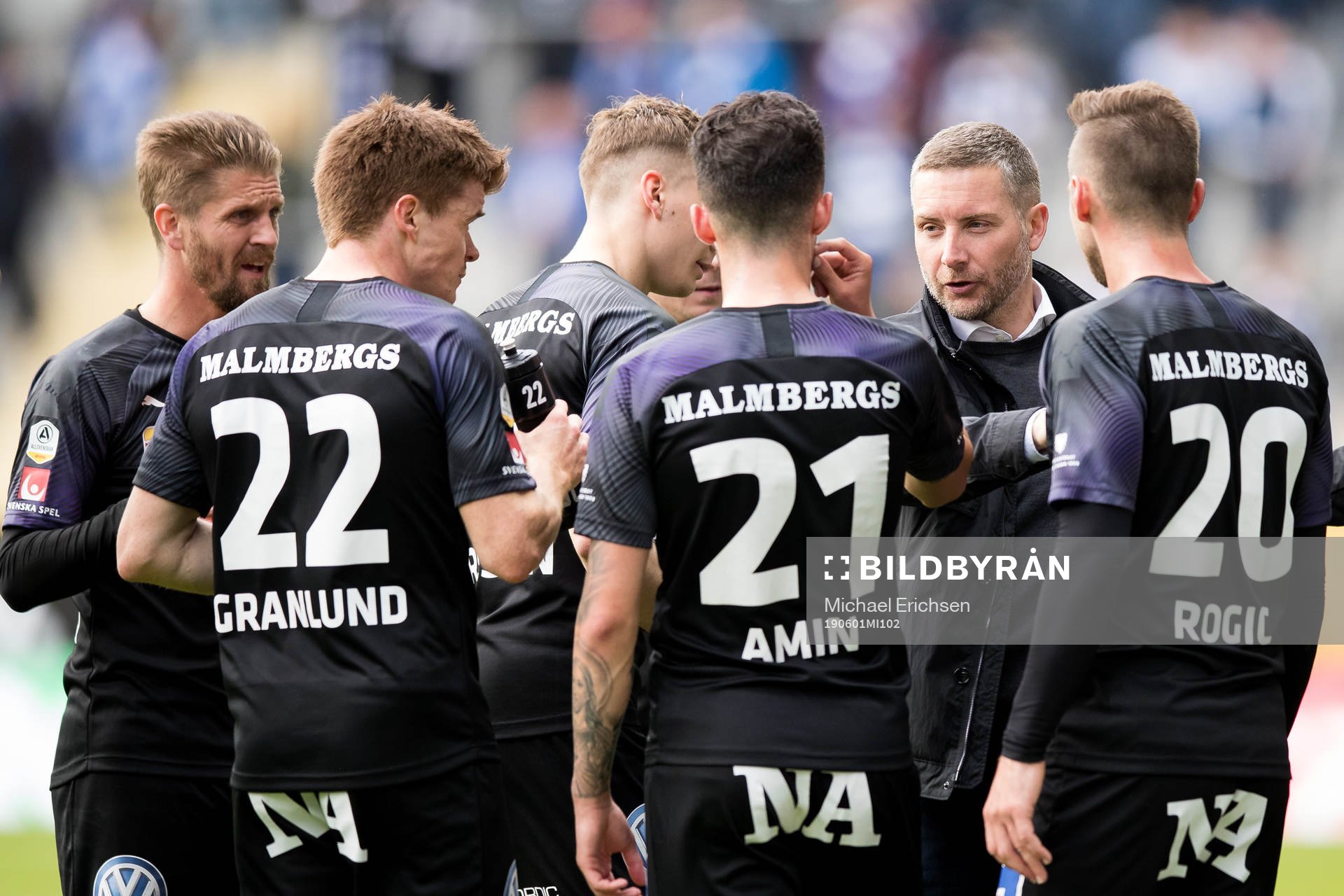 Örebros tränare Axel Kjäll pratar med sina spelare