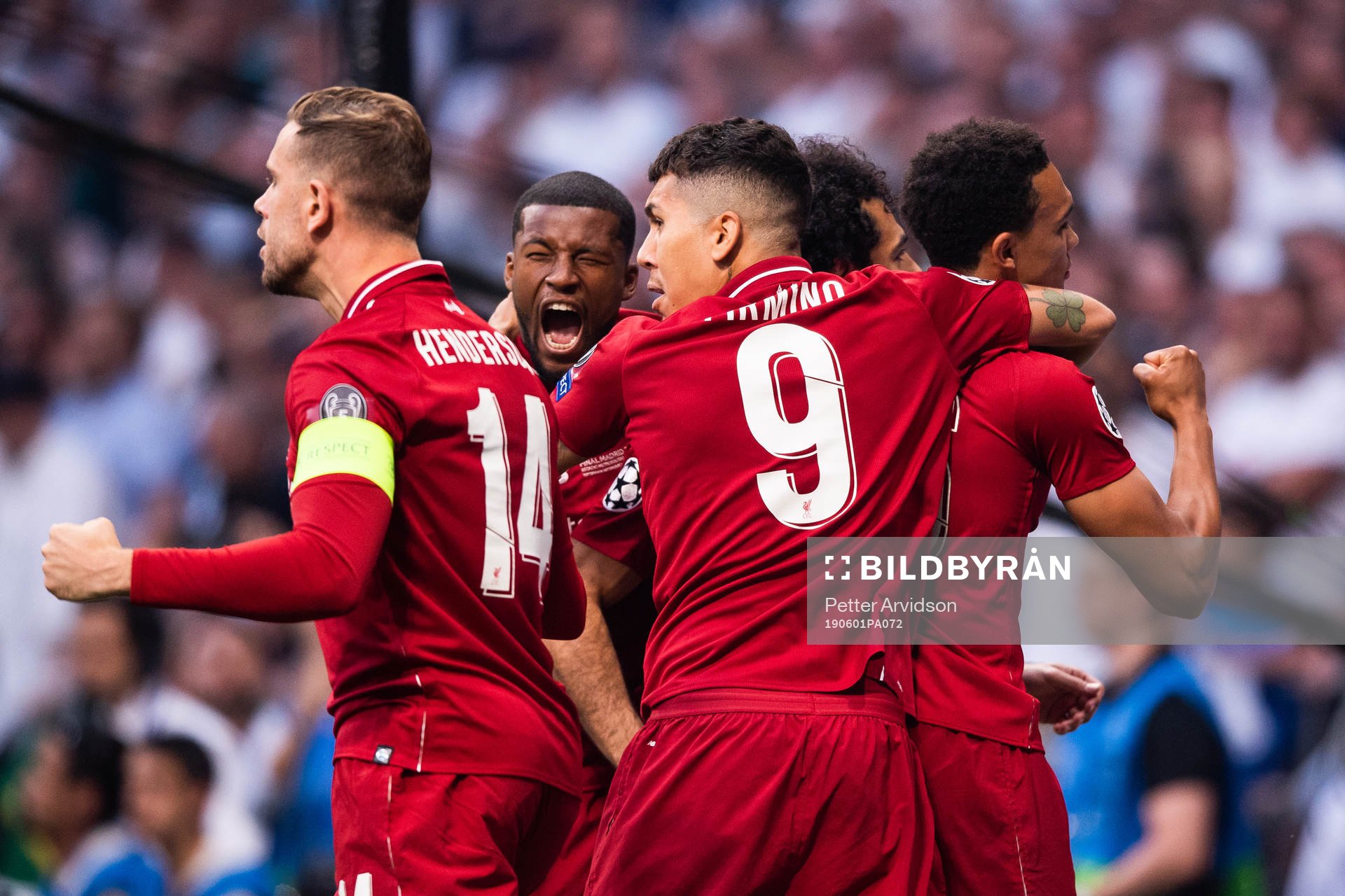 Mohamed Salah of Liverpool celebrate with tema mates