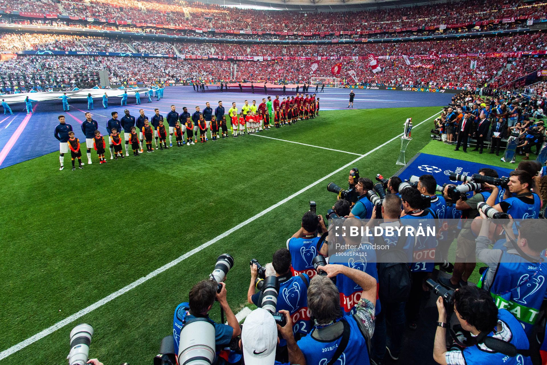 Players of Liverpool and of Tottenham at line up