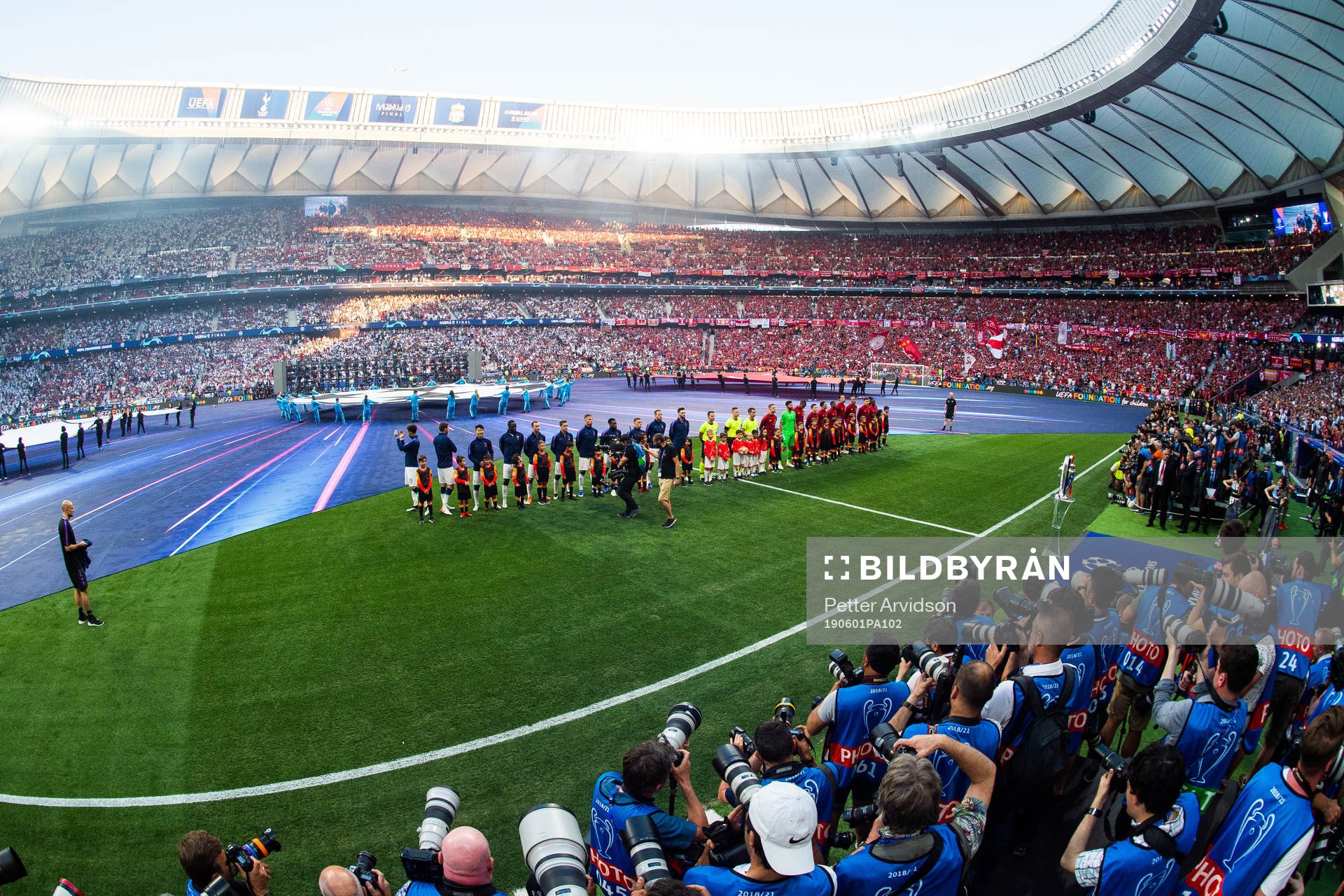 Players of Liverpool and of Tottenham at line up