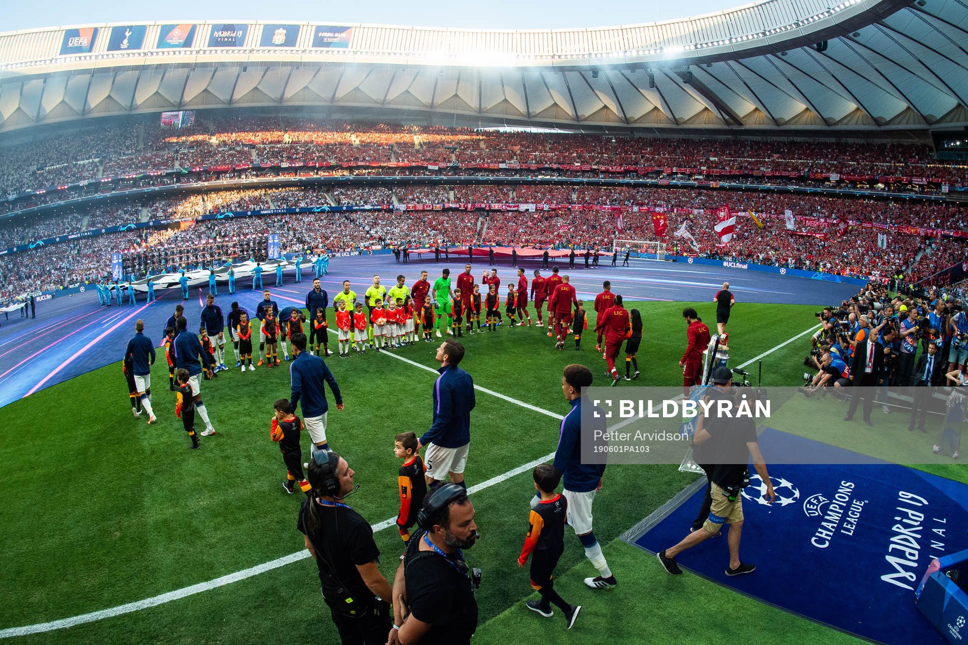 Players of Liverpool and of Tottenham enters the pitch