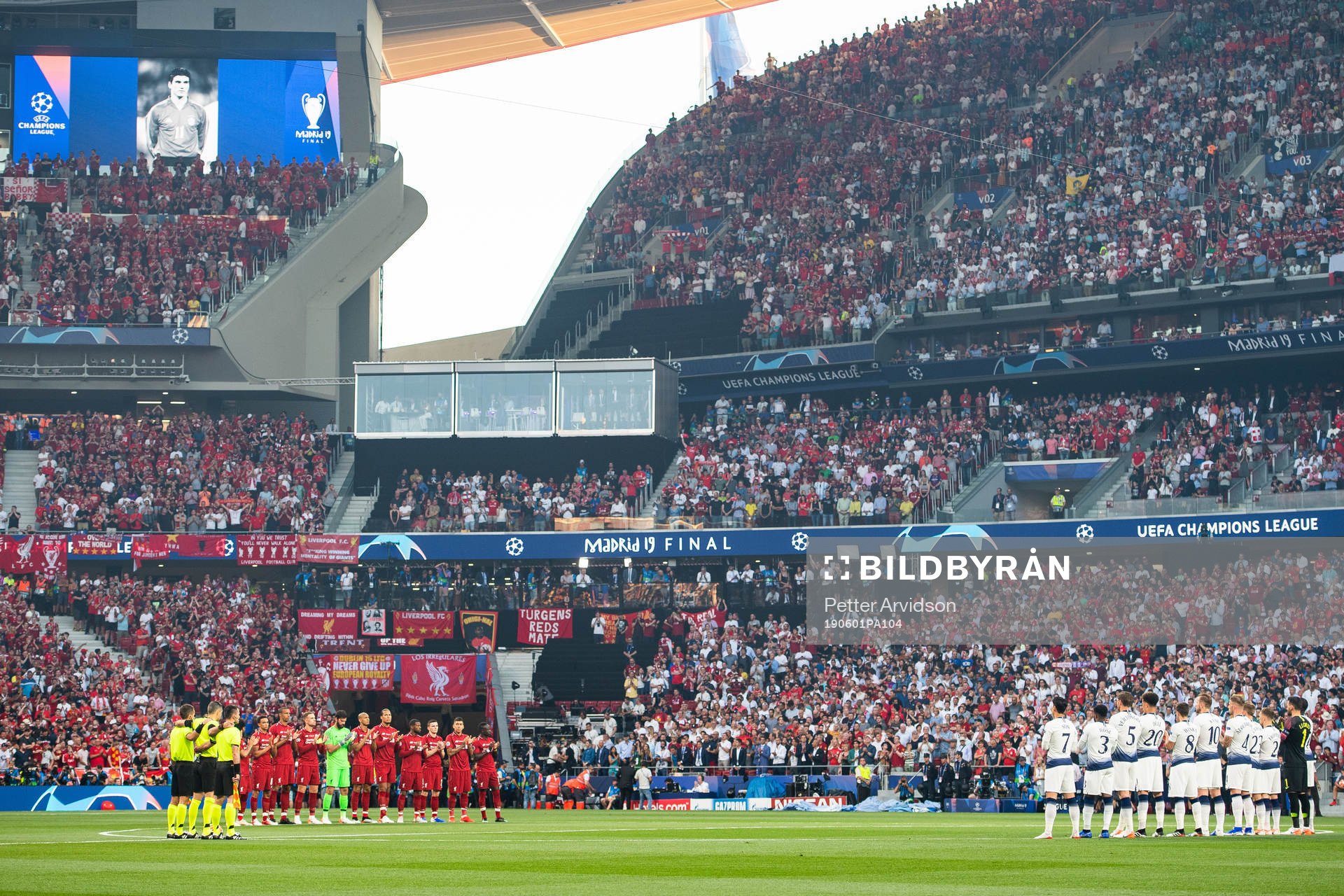 Players of Liverpool and of Tottenham observe a minute of silence for Jose Antonio Reyes ahead of the UEFA Champions League final between Tottenham and Liverpool on June 1, 2019 in Madrid.