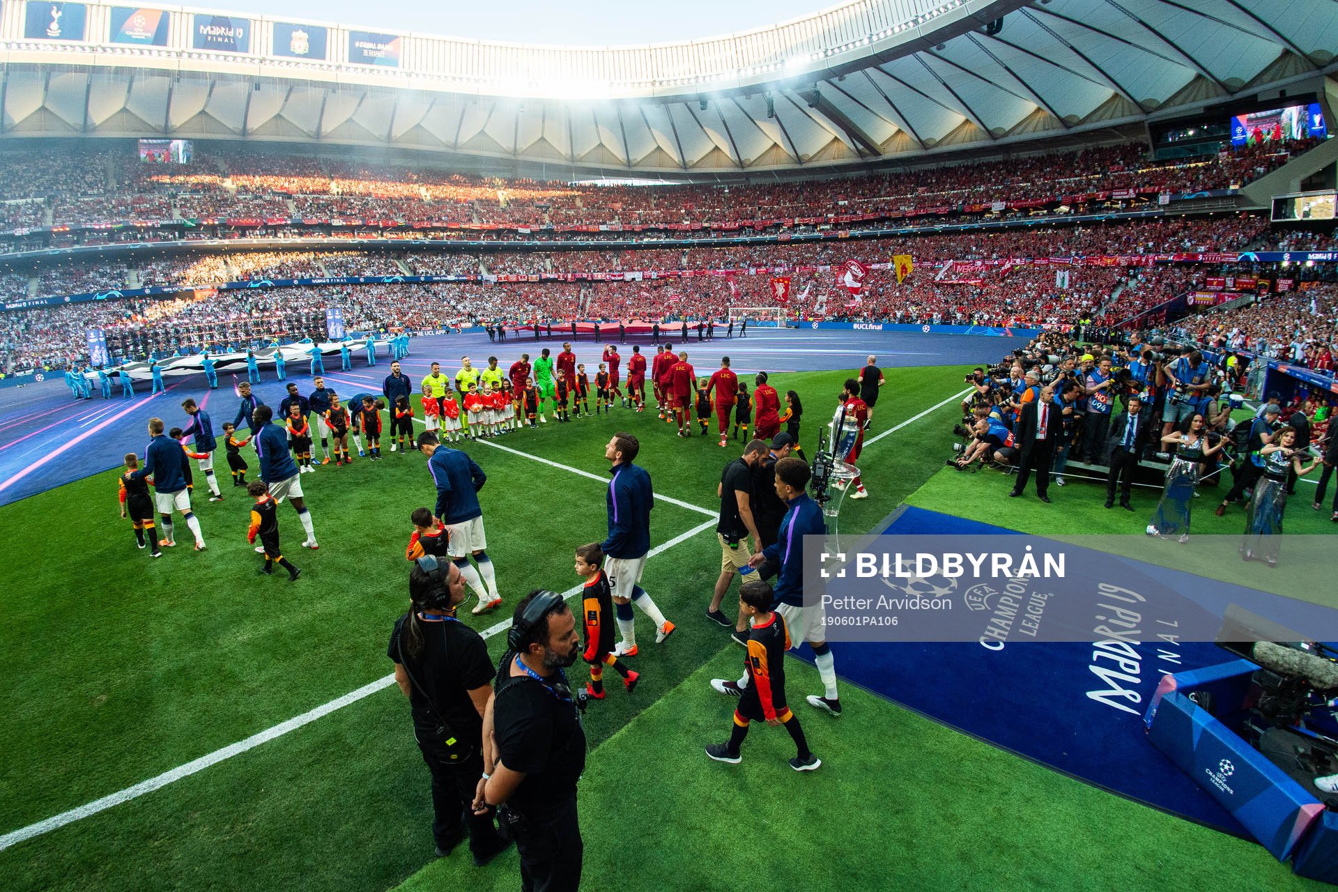 Players of Liverpool and of Tottenham enters the pitch