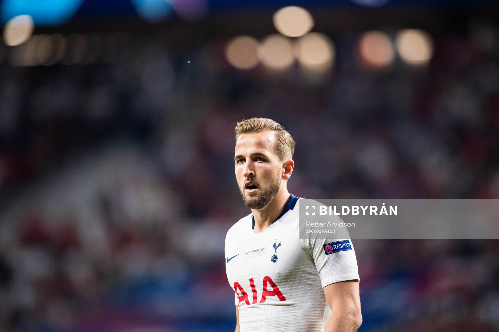 Harry Kane of Tottenham compete for the ball