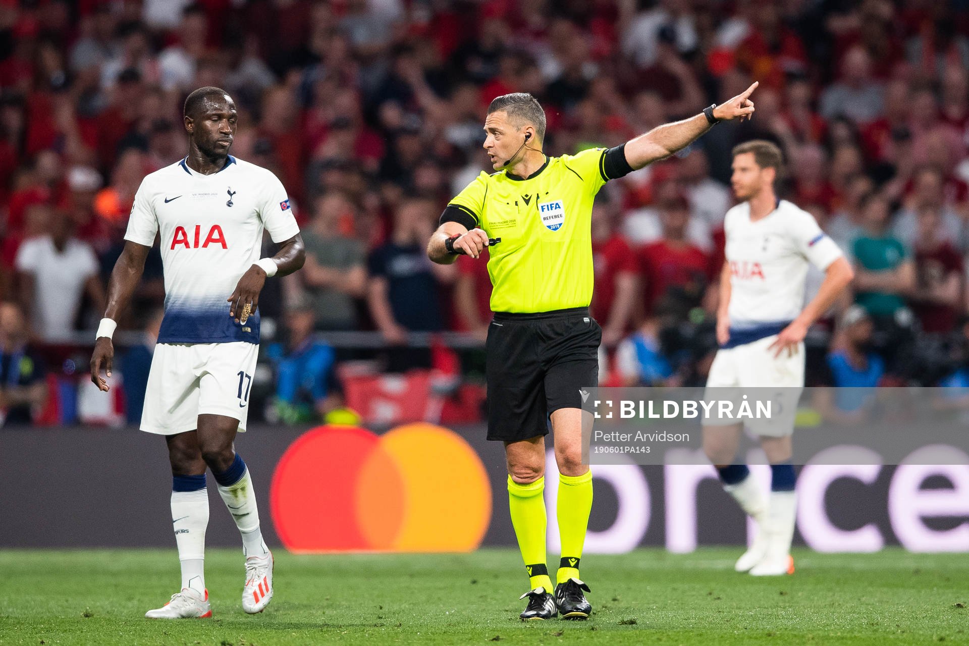 Moussa Sissoko of Tottenham and referee Damir Skomina