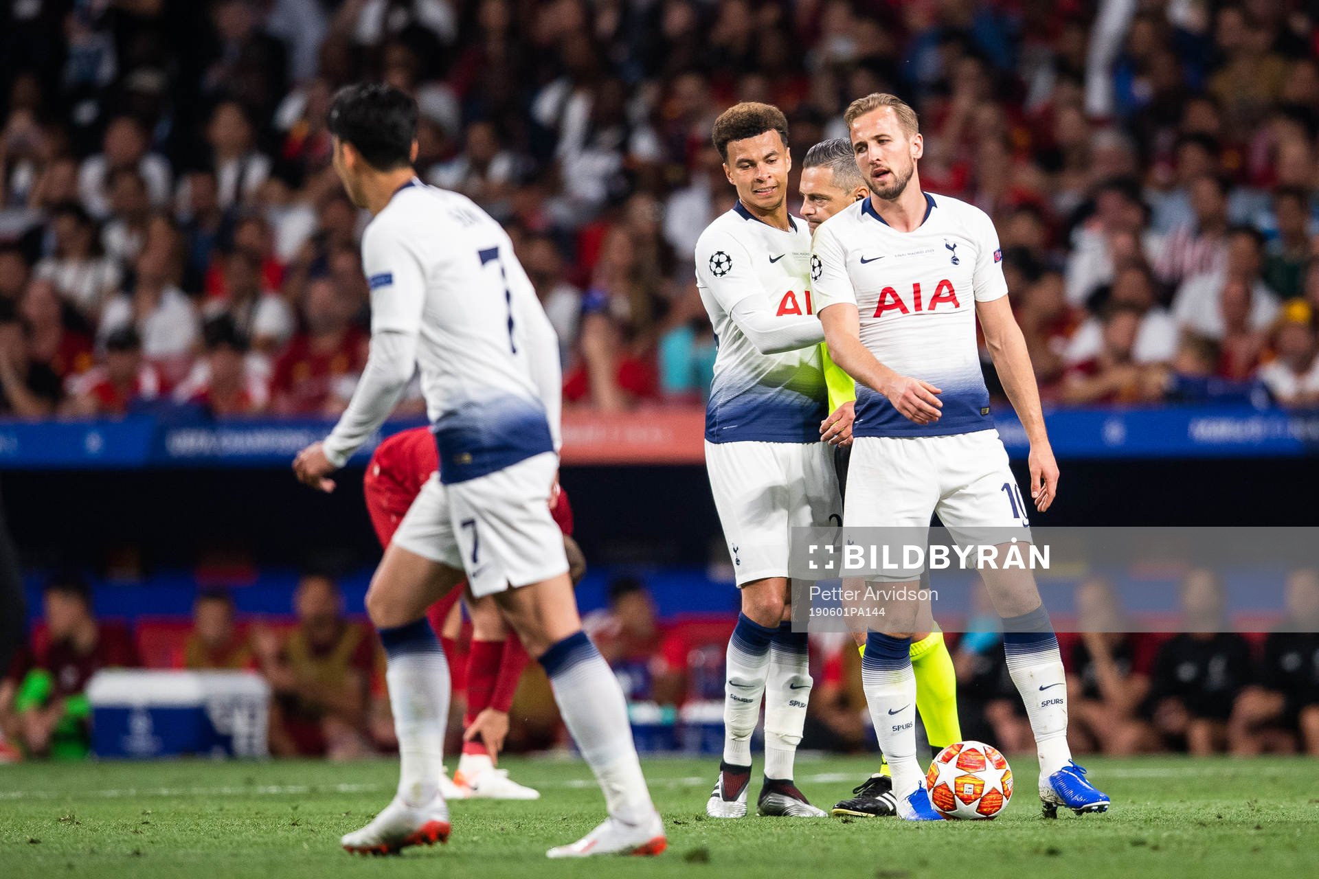 Dele Alli and Harry Kane of Tottenham look dejected