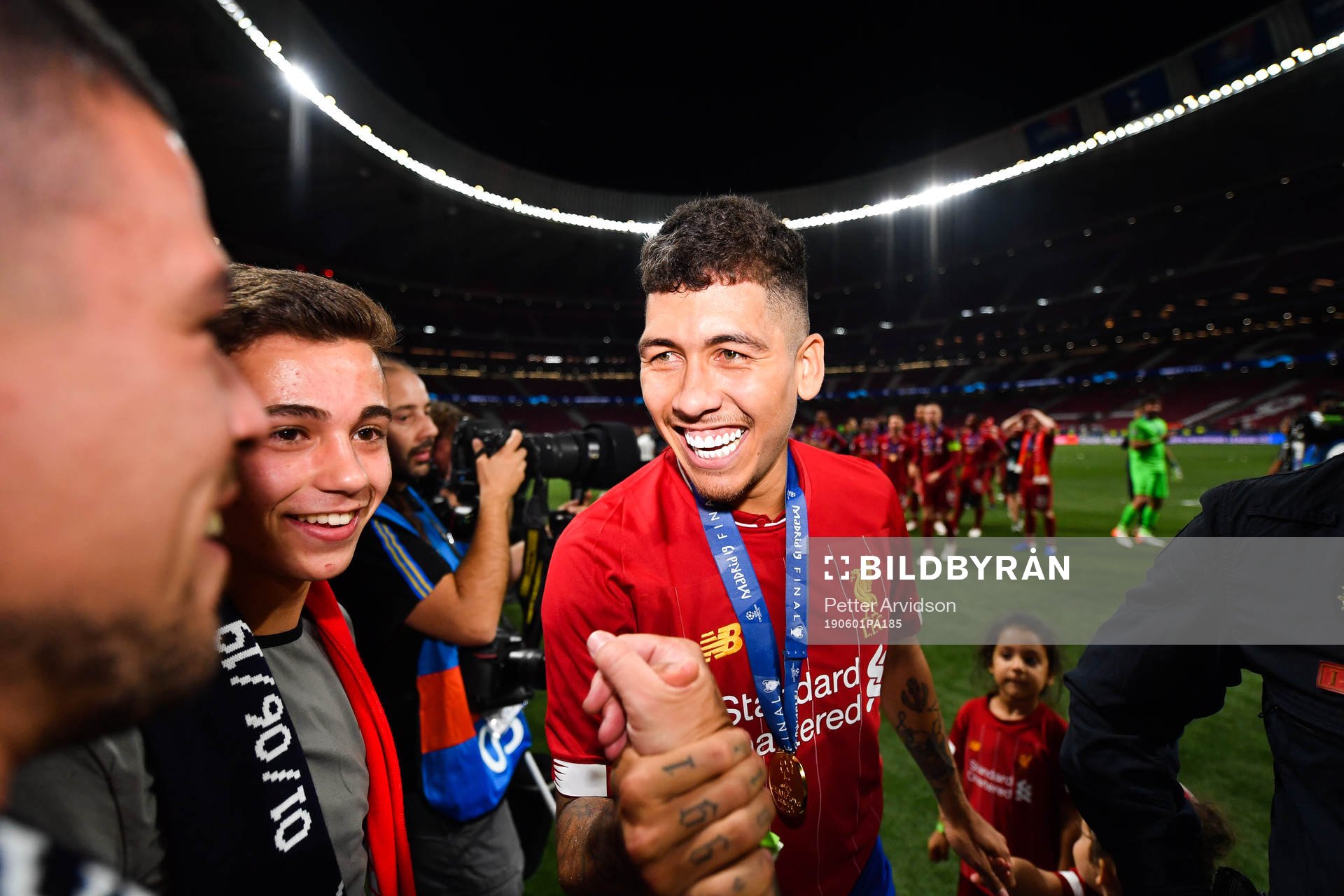 Roberto Firmino of Liverpool celebrate