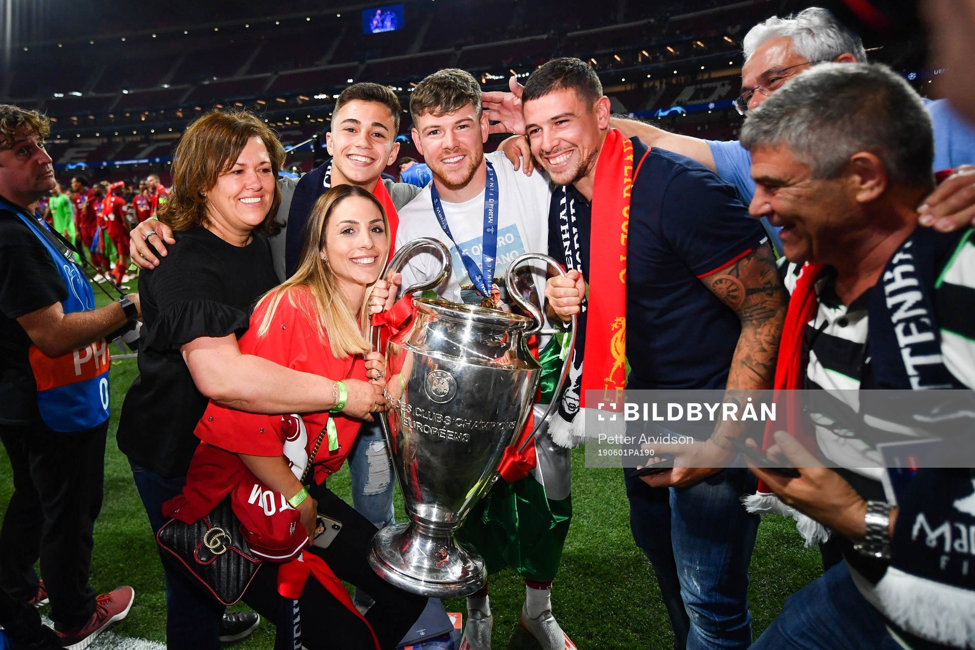 Alberto Moreno of Liverpool celebrate with the trophy
