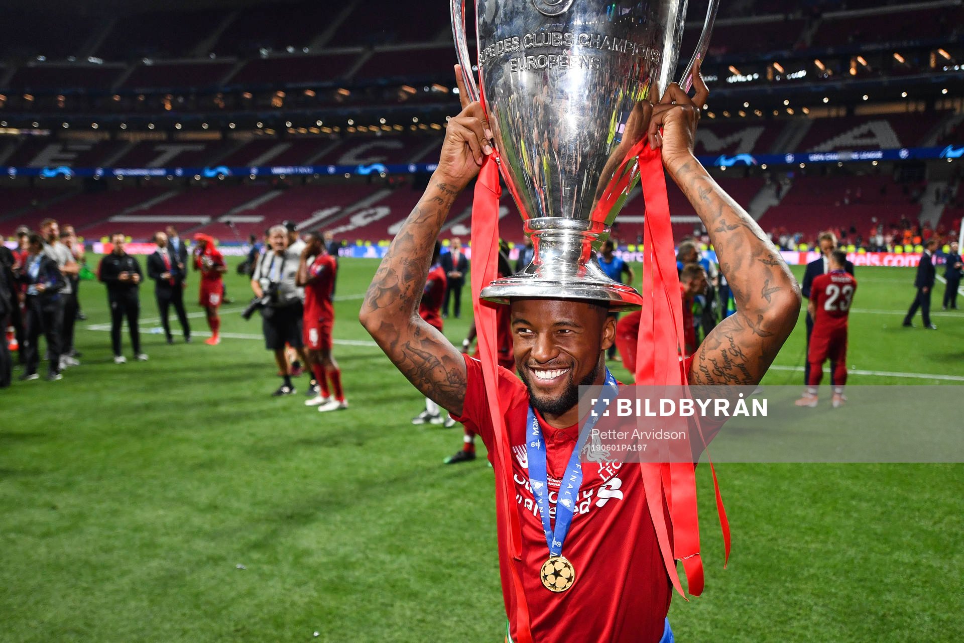 Georginio Wijnaldum of Liverpool celebrate