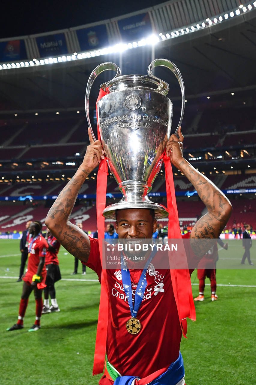 Georginio Wijnaldum of Liverpool celebrate