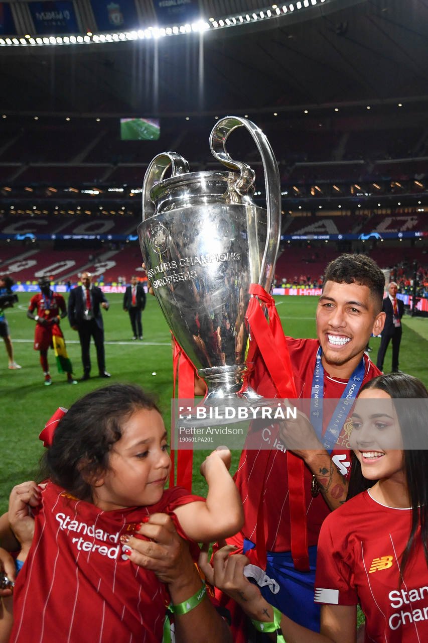 Roberto Firmino of Liverpool celebrate with the trophy