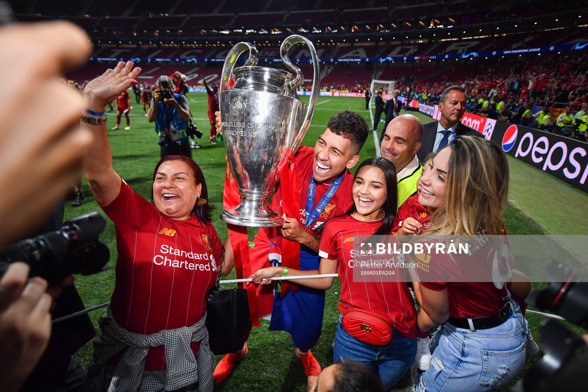 Roberto Firmino of Liverpool celebrate with the trophy