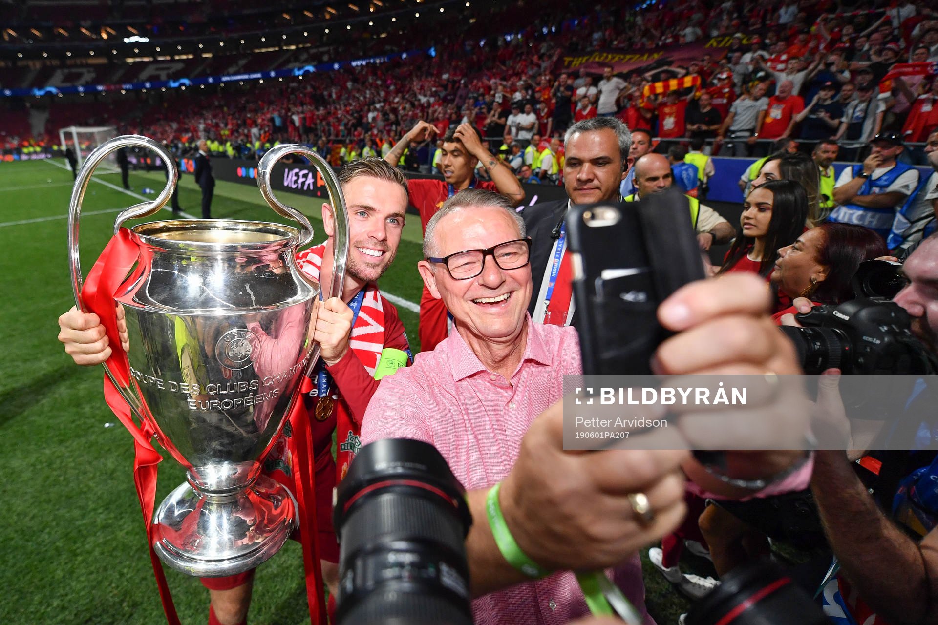 Jordan Henderson of Liverpool celebrate with the trophy and