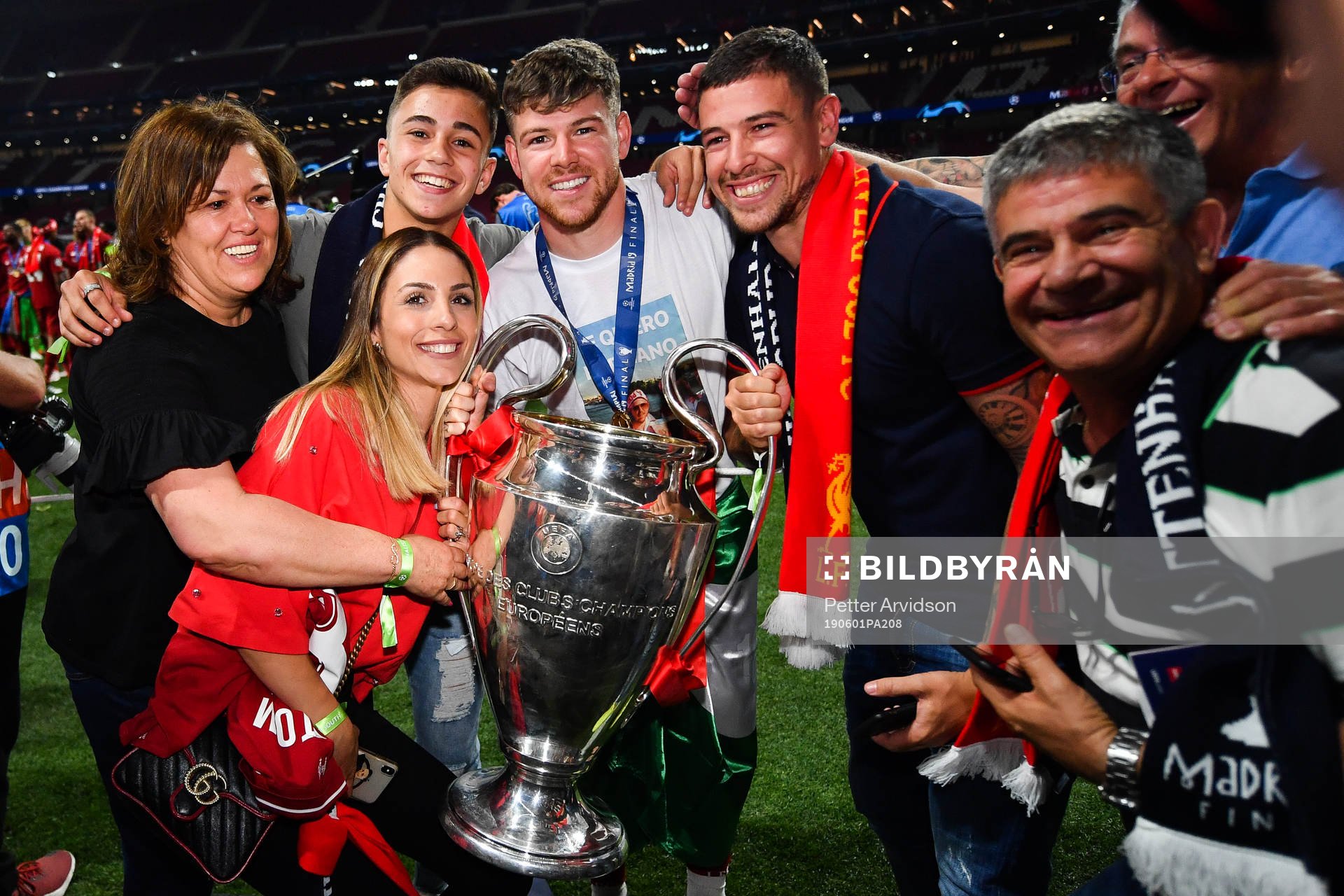 Alberto Moreno of Liverpool celebrate with the trophy