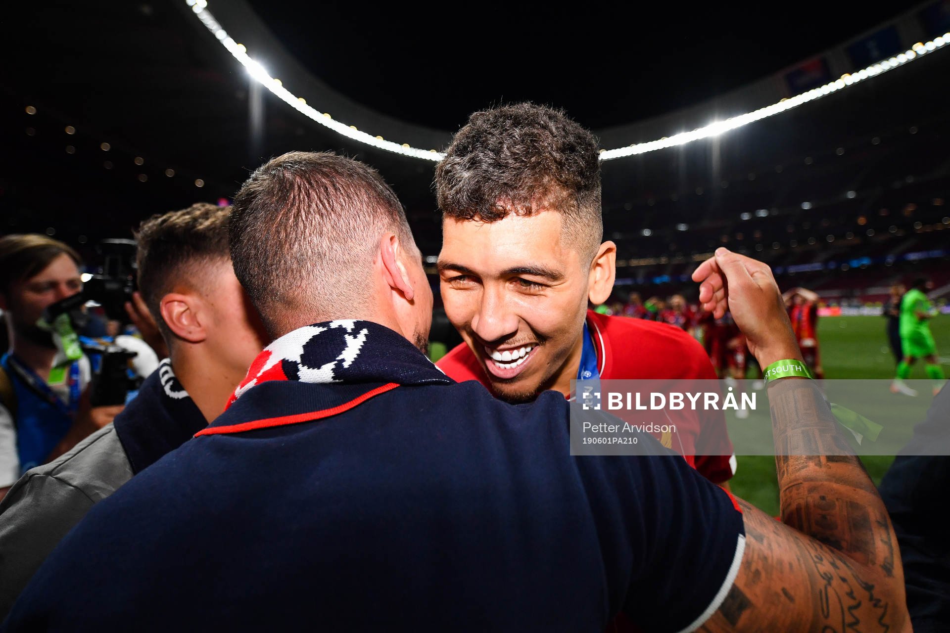 Roberto Firmino of Liverpool celebrate