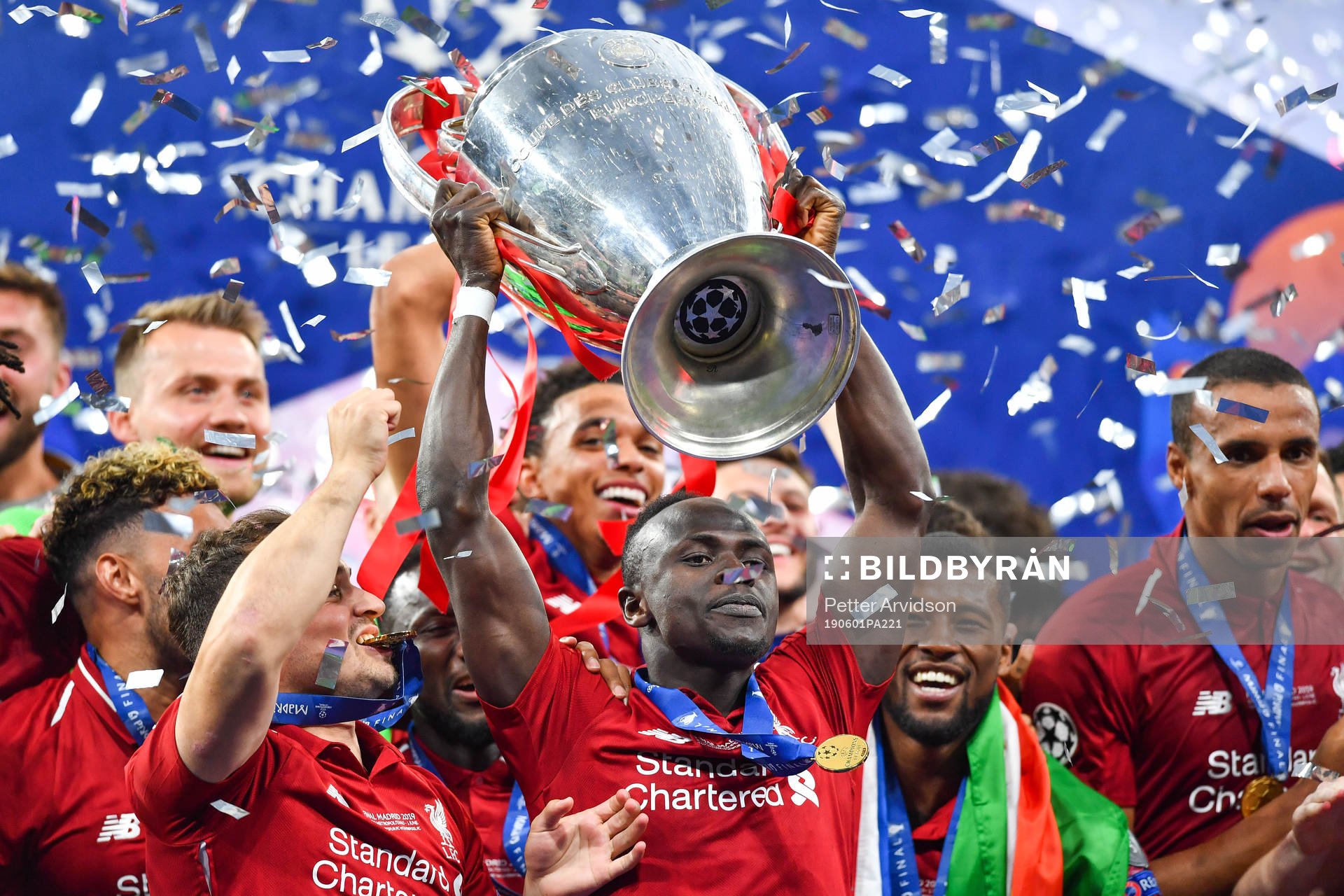 Sadio Mane of Liverpool celebrate with the trophy