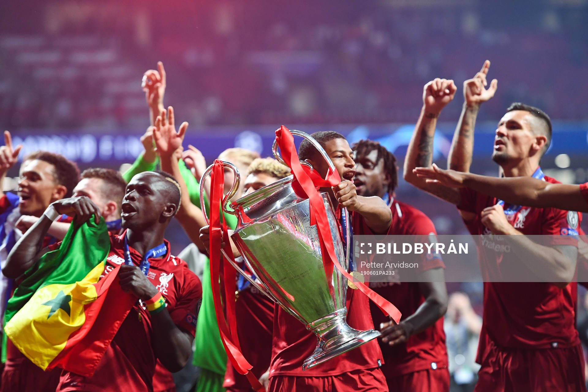 Rhian Brewster of Liverpool celebrate with the trophy