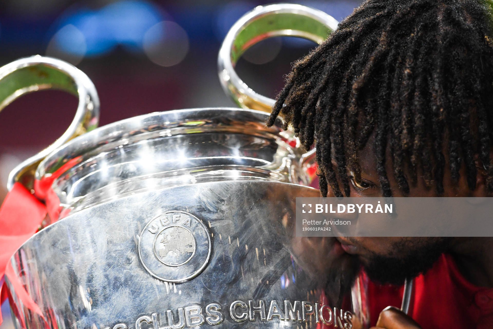 Divock Origi of Liverpool kisses the trophy as he celebrate