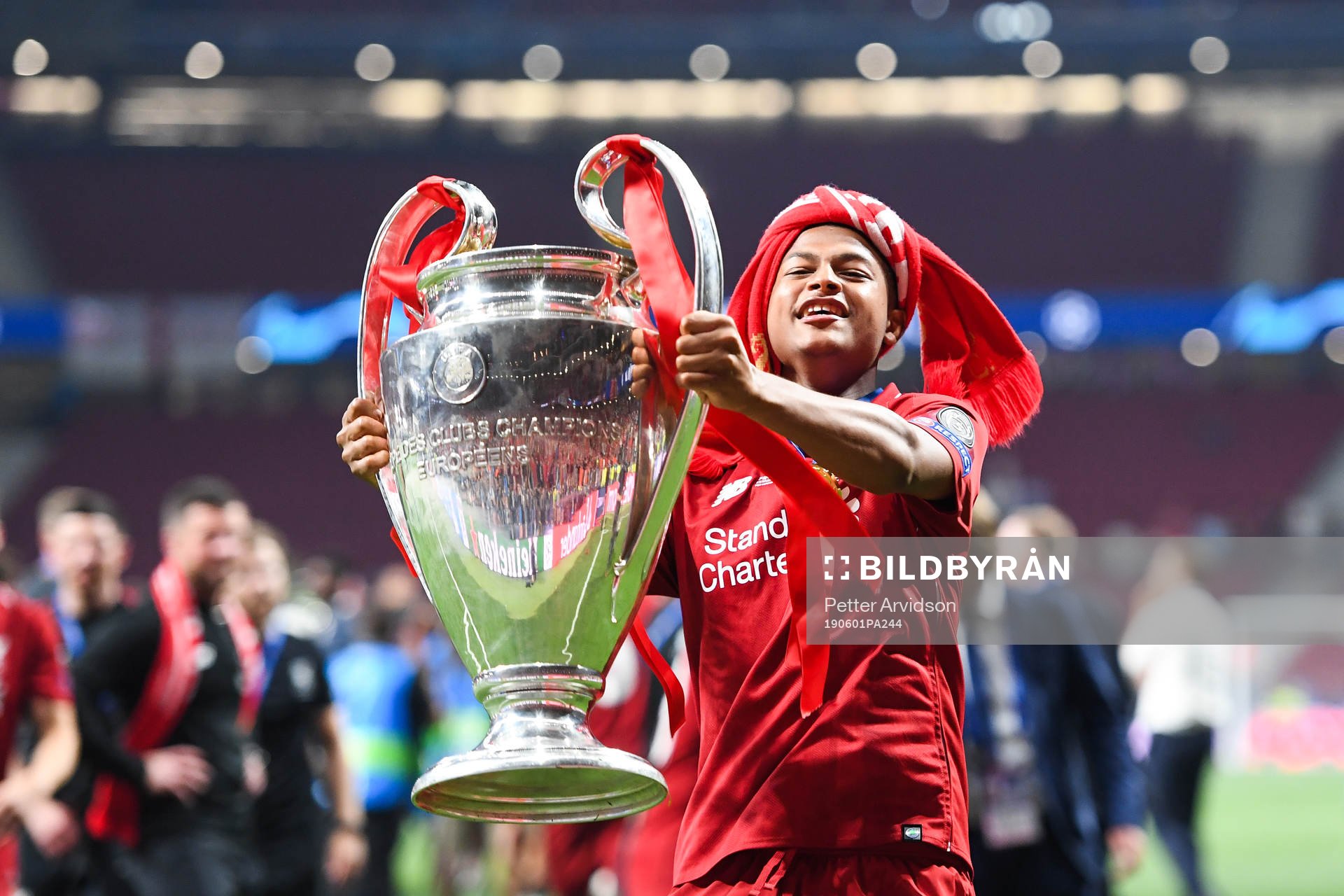 Rhian Brewster of Liverpool celebrate with the trophy