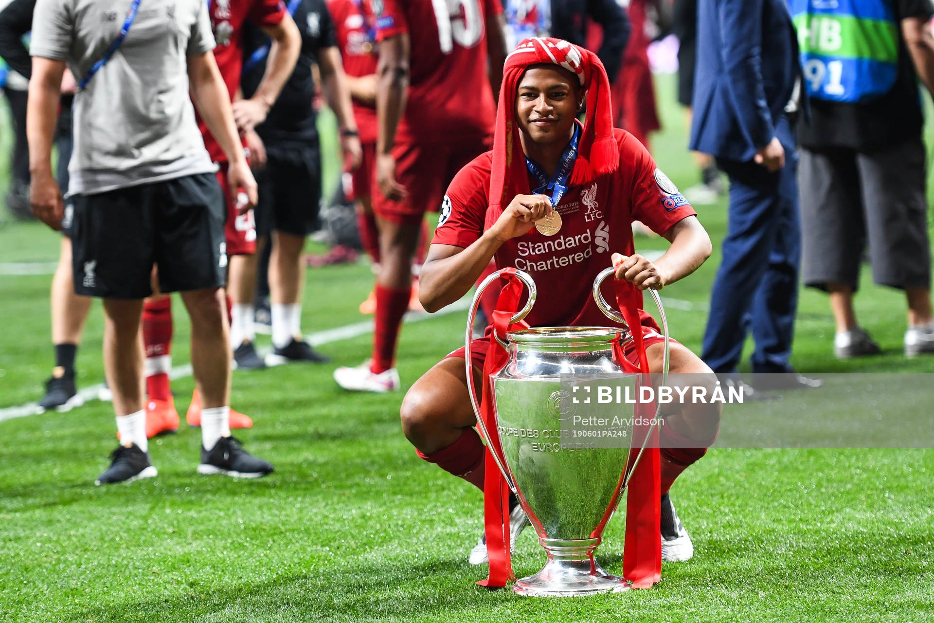 Rhian Brewster of Liverpool celebrate with the trophy