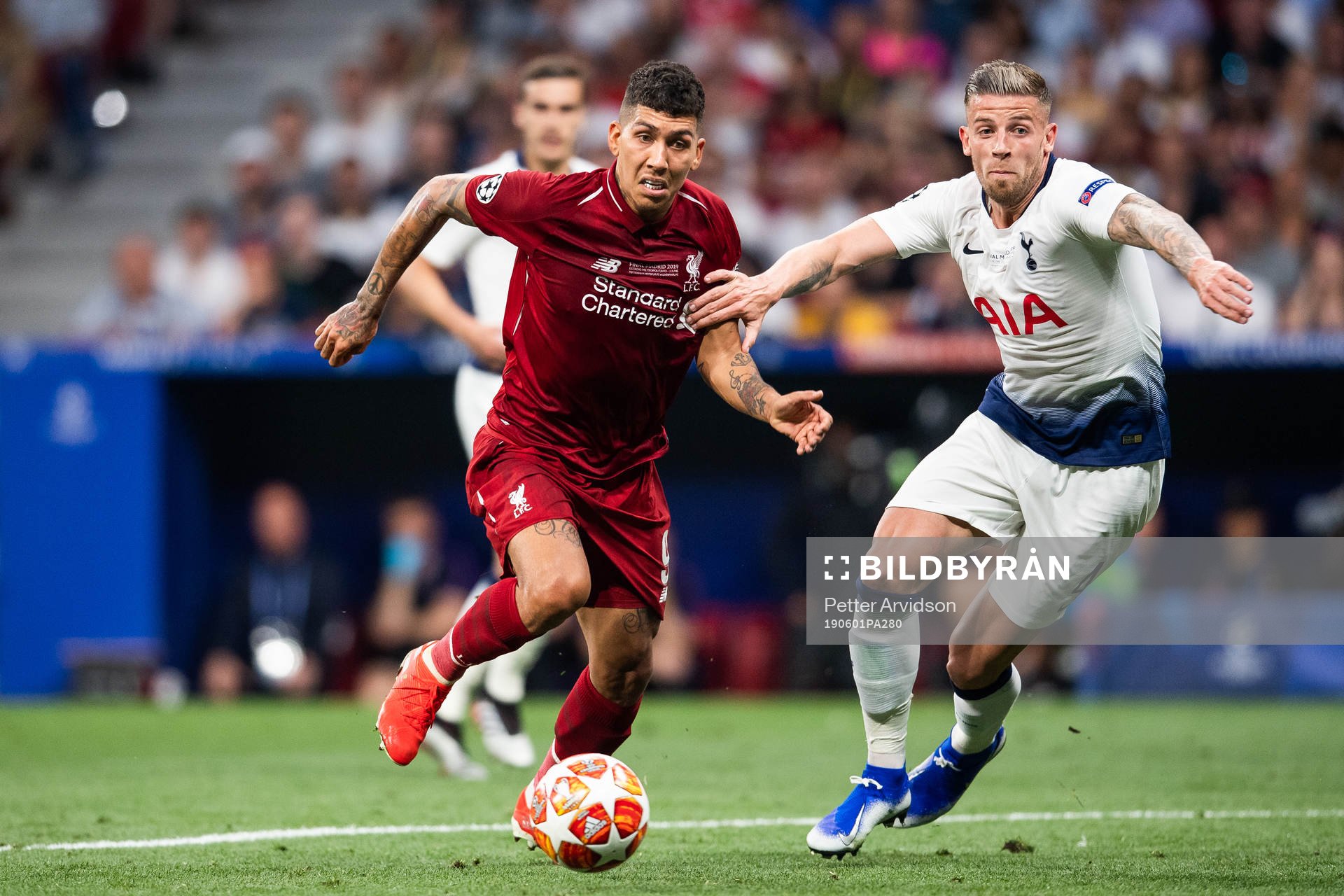 Roberto Firmino of Liverpool and Toby Alderweireld of