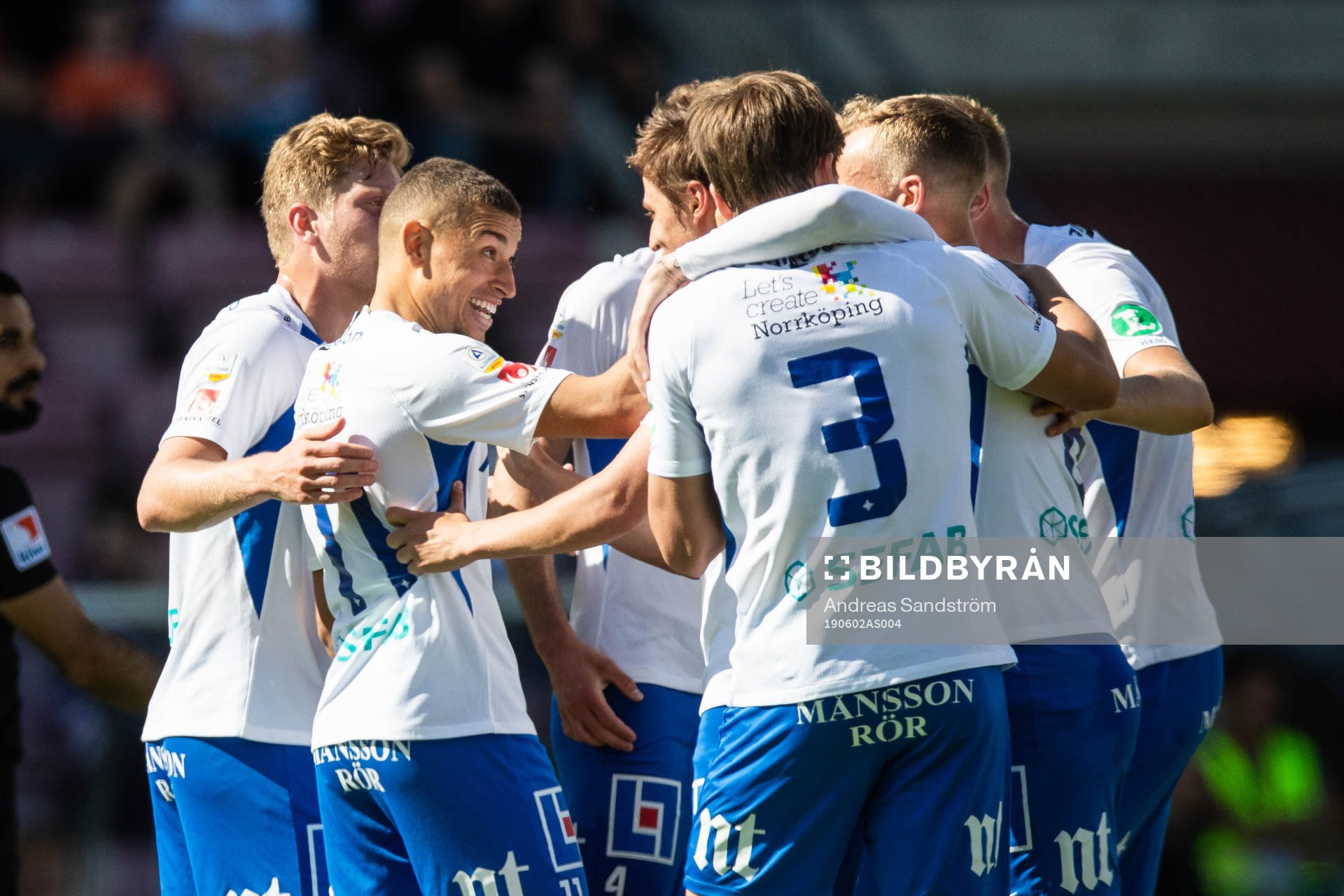 IFK Norrköpings Jordan Larsson jublar med lagkamrater