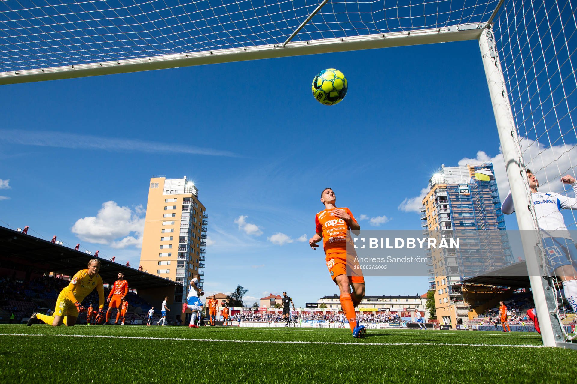 AFC Eskilstunas målvakt Ole Söderberg ser bollen gå mål