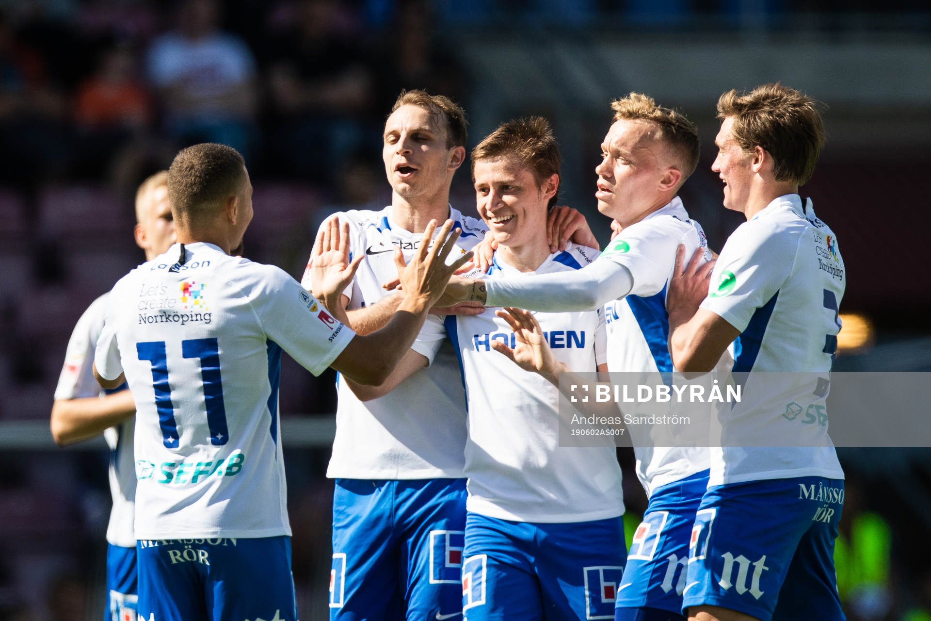 IFK Norrköpings Jordan Larsson jublar med lagkamrater