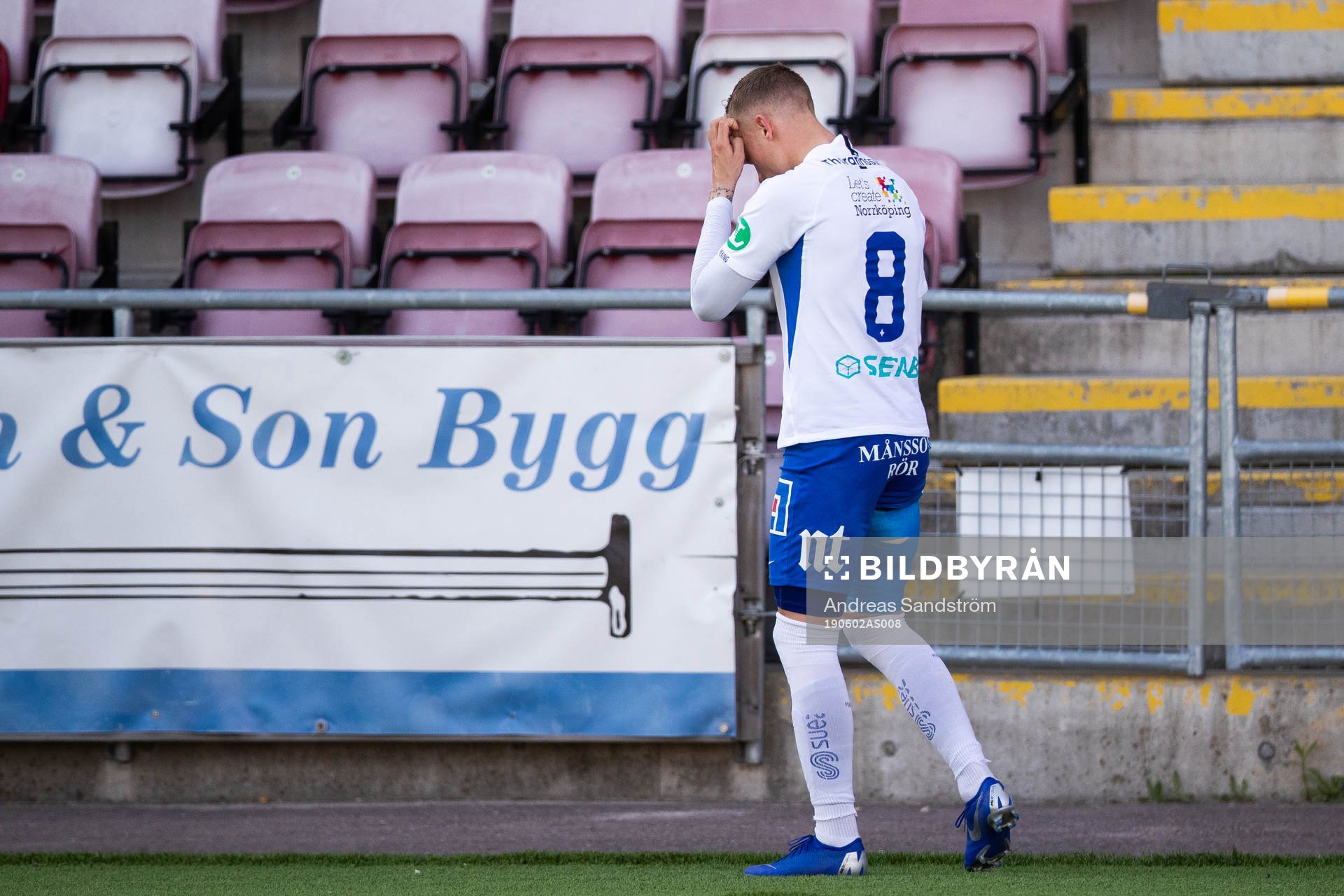 IFK Norrköpings Gudmundur Thórarinsson med lindat ben vid