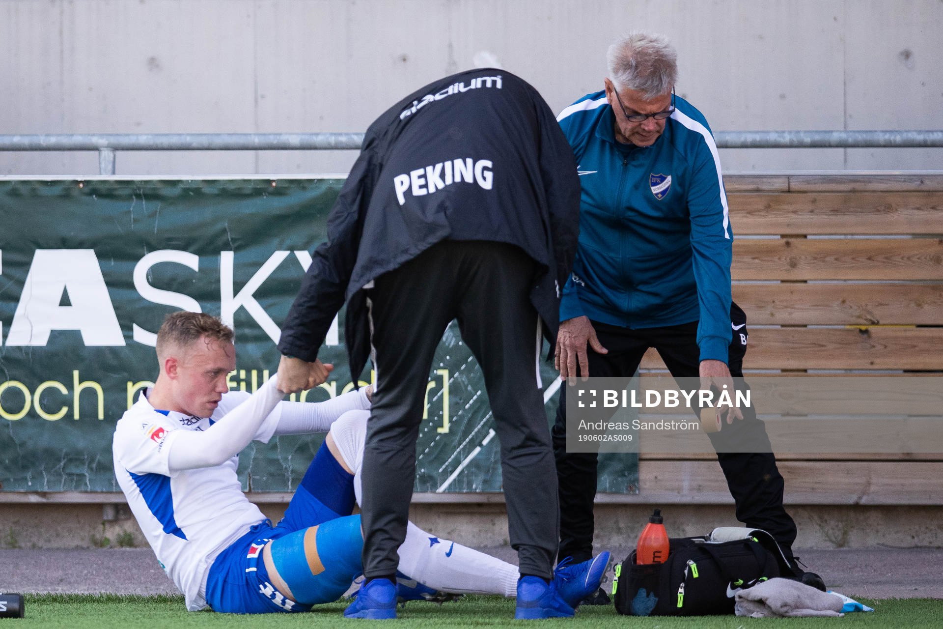 IFK Norrköpings Gudmundur Thórarinsson med lindat ben vid