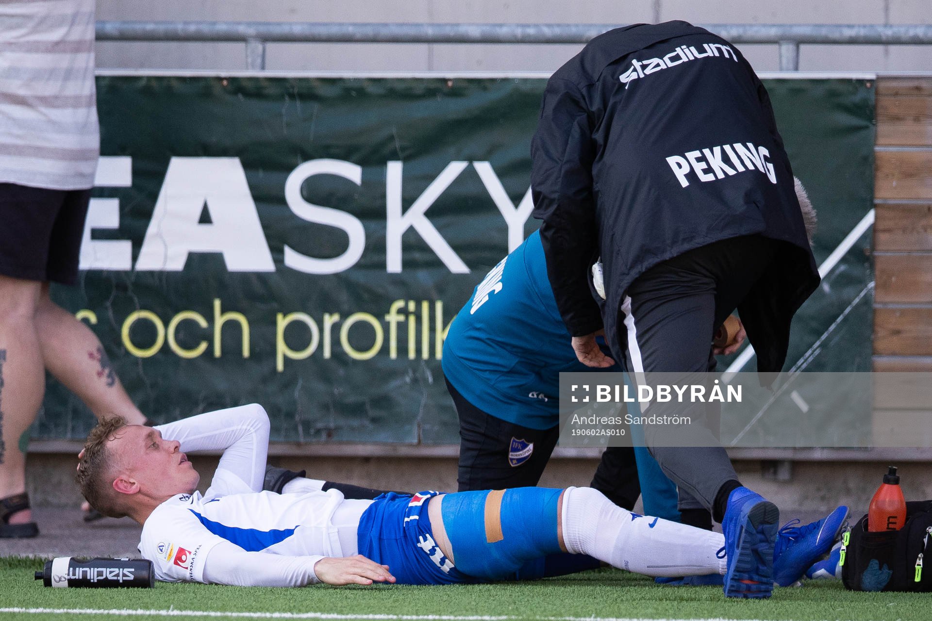 IFK Norrköpings Gudmundur Thórarinsson med lindat ben vid