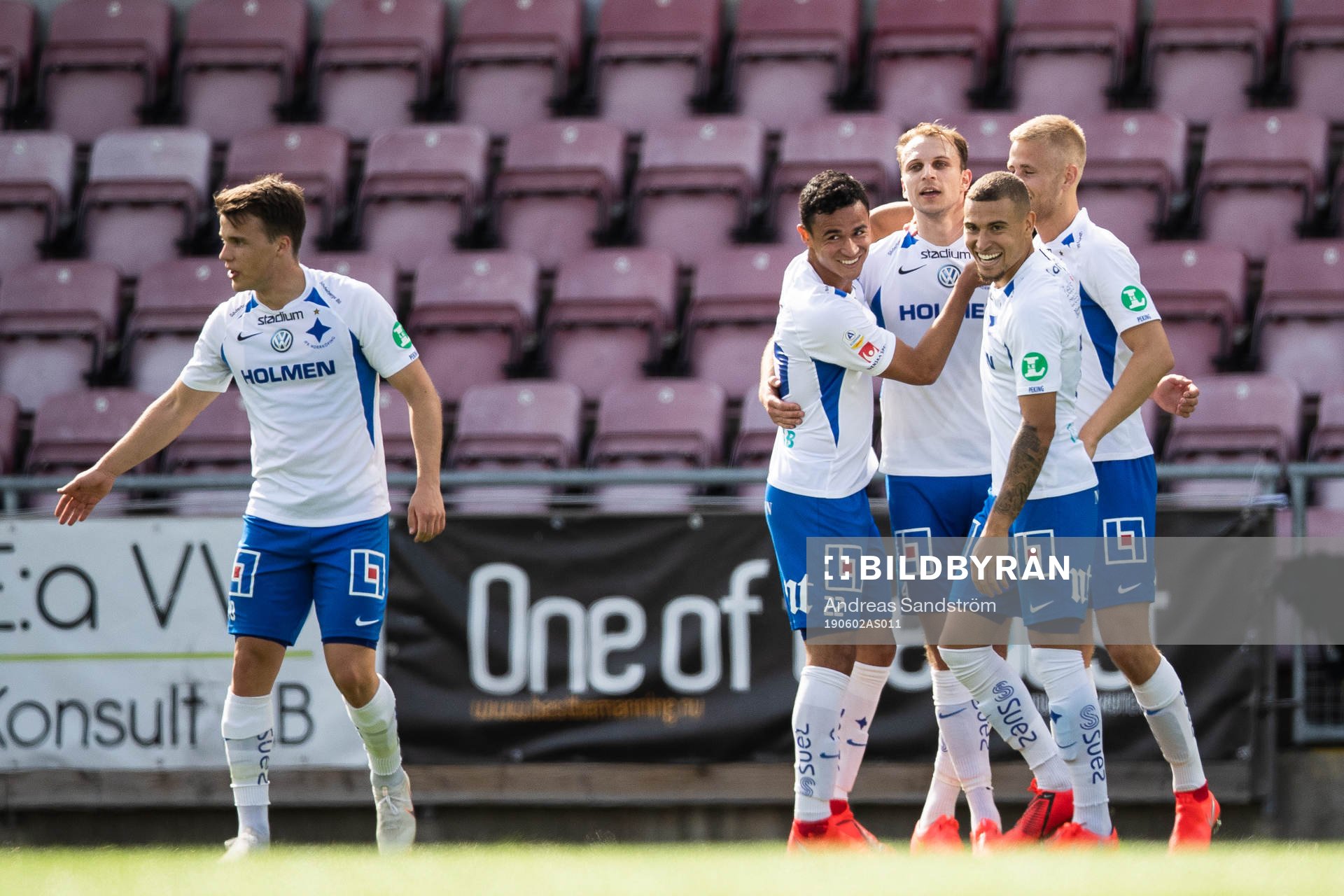 IFK Norrköpings Lars Krogh Gerson jublar med lagkamrater