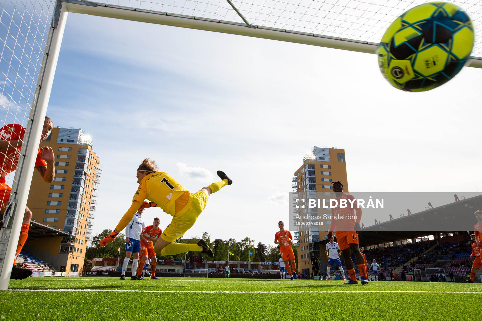 IFK Norrköpings Lars Krogh Gerson (ej i bild) gör 0-2 på