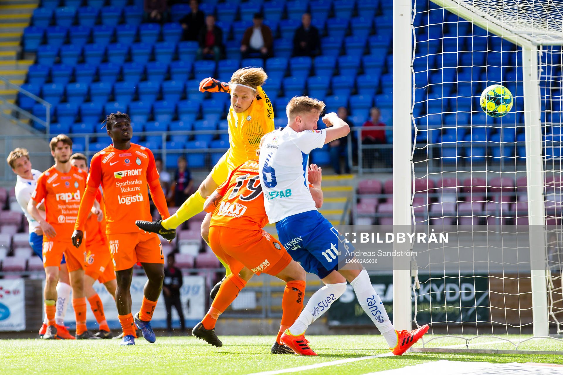 AFC Eskilstunas målvakt Ole Söderberg försöker nå