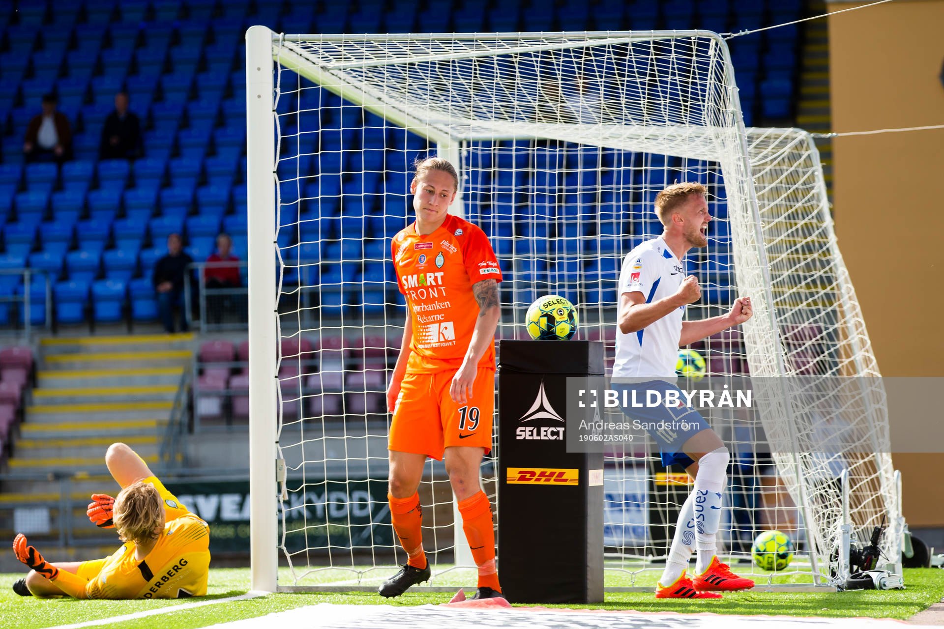 IFK Norrköpings Kasper Larsen jublar bredvid en deppande