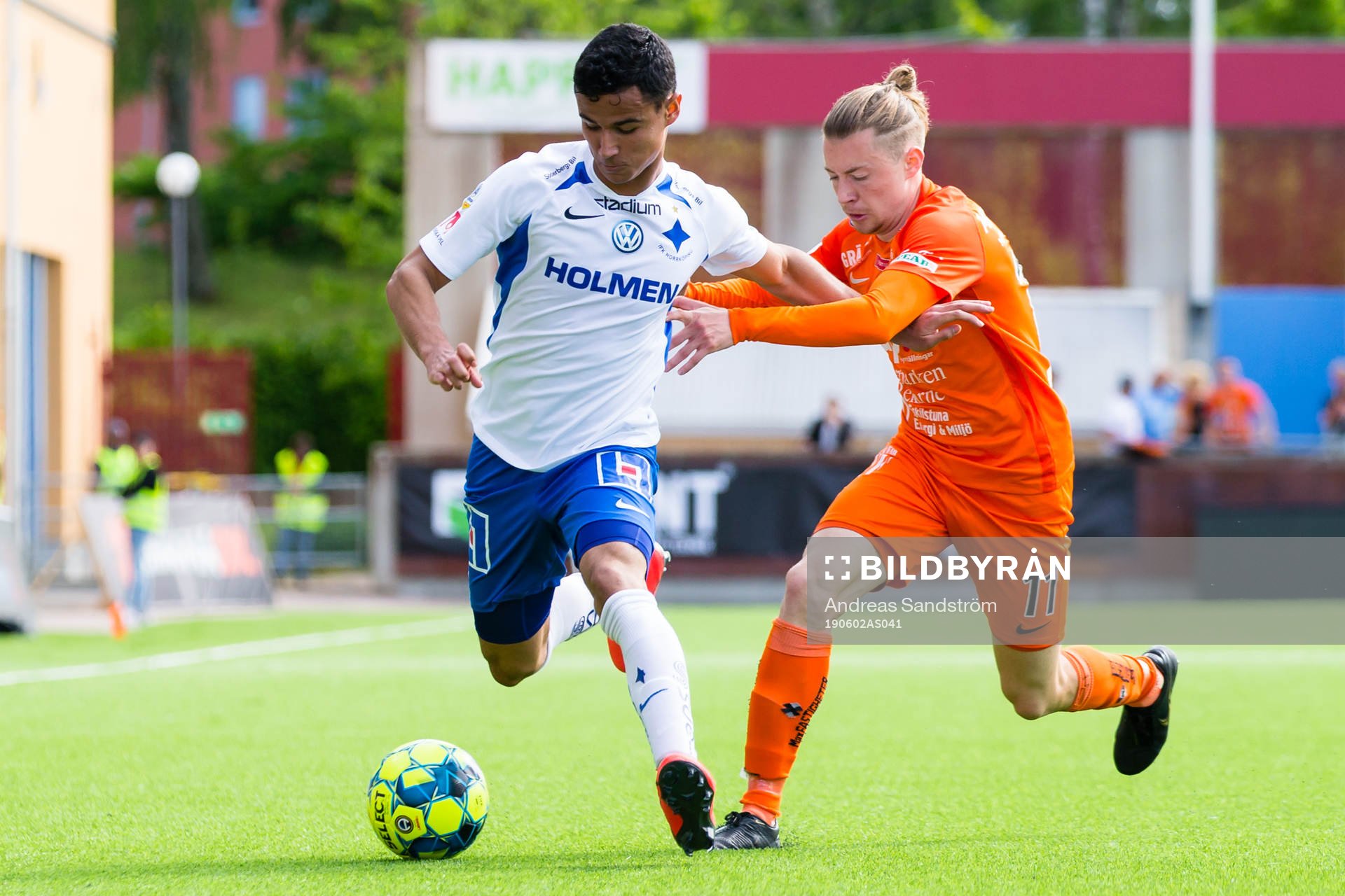 IFK Norrköpings Ian Smith i kamp med AFC Eskilstunas Daniel Miljanovic under fotbollsmatchen i Allsvenskan mellan AFC Eskilstuna och IFK Norrköping den 2 juni 2019 i Eskilstuna.