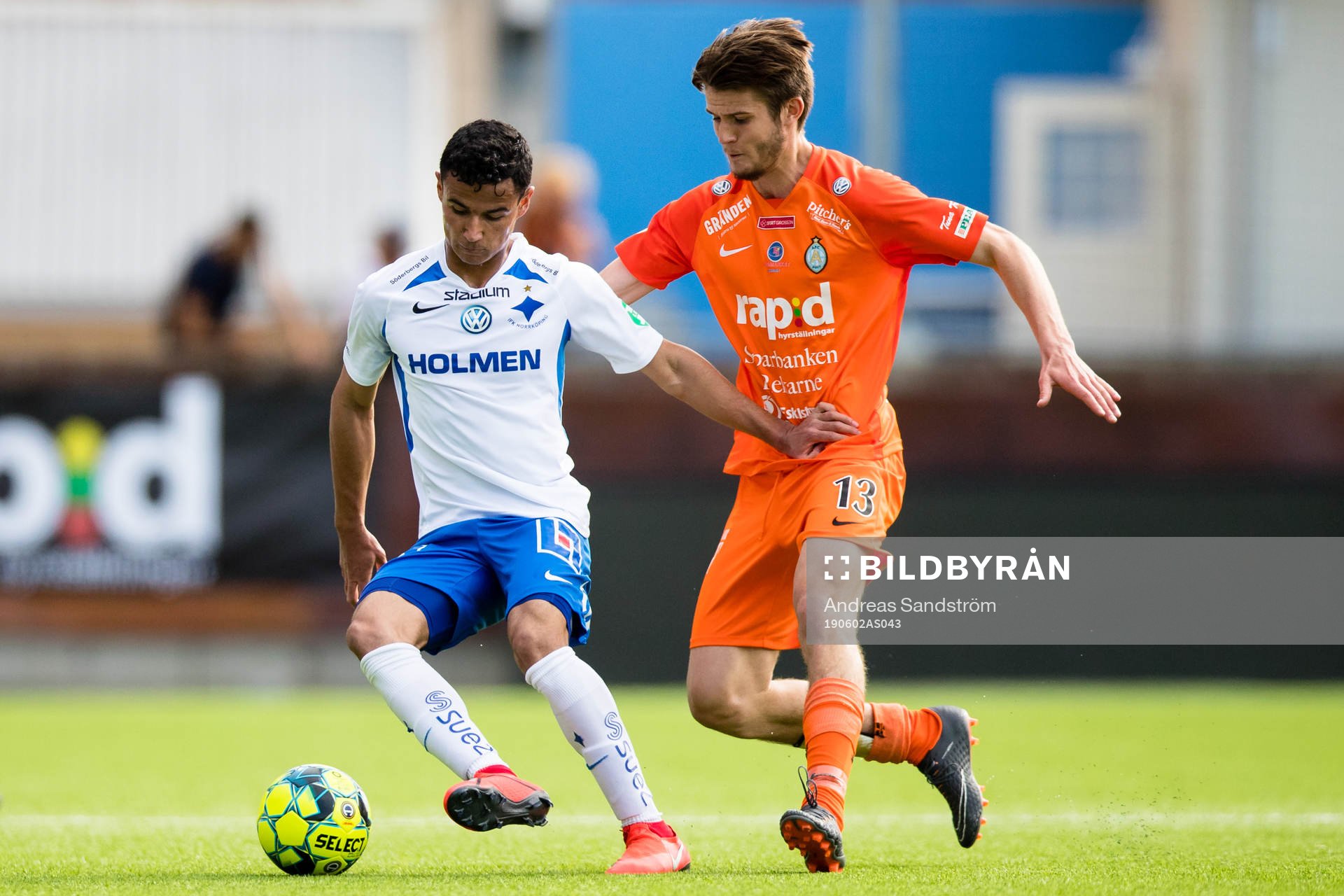 IFK Norrköpings Ian Smith i kamp om bollen med AFC
