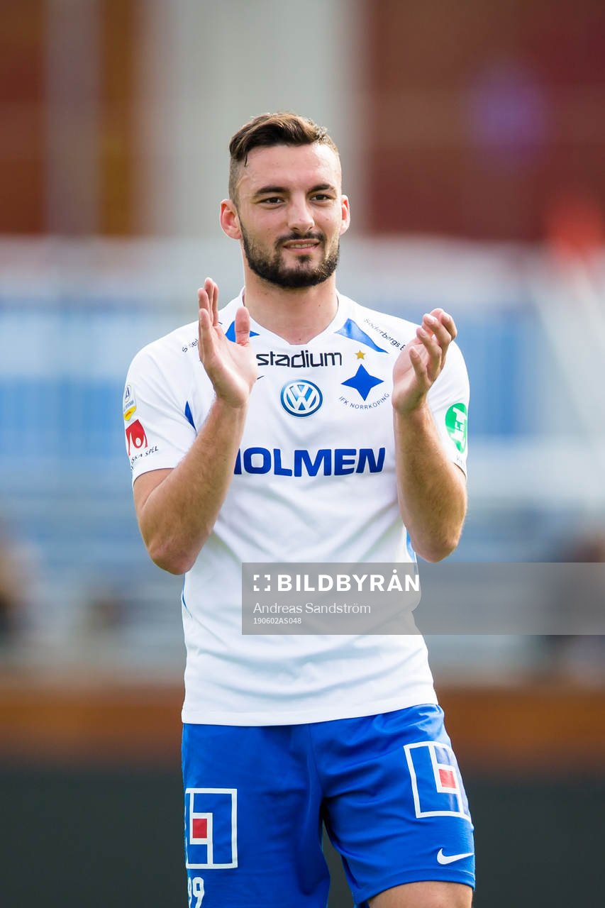 IFK Norrköpings Sead Haksabanovic tackar fansen efter fotbollsmatchen i Allsvenskan mellan AFC Eskilstuna och IFK Norrköping den 2 juni 2019 i Eskilstuna.