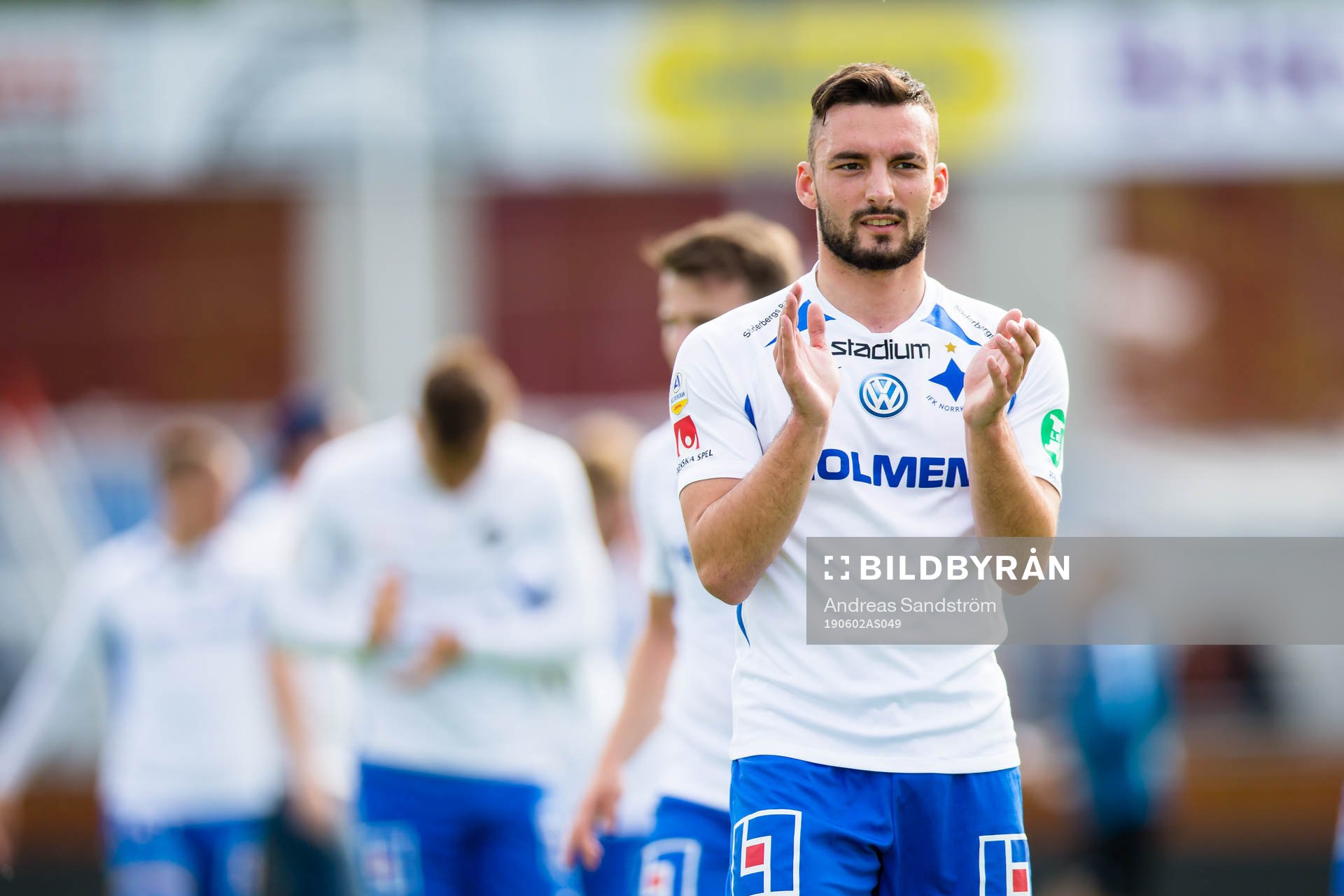 IFK Norrköpings Sead Haksabanovic tackar fansen efter fotbollsmatchen i Allsvenskan mellan AFC Eskilstuna och IFK Norrköping den 2 juni 2019 i Eskilstuna.