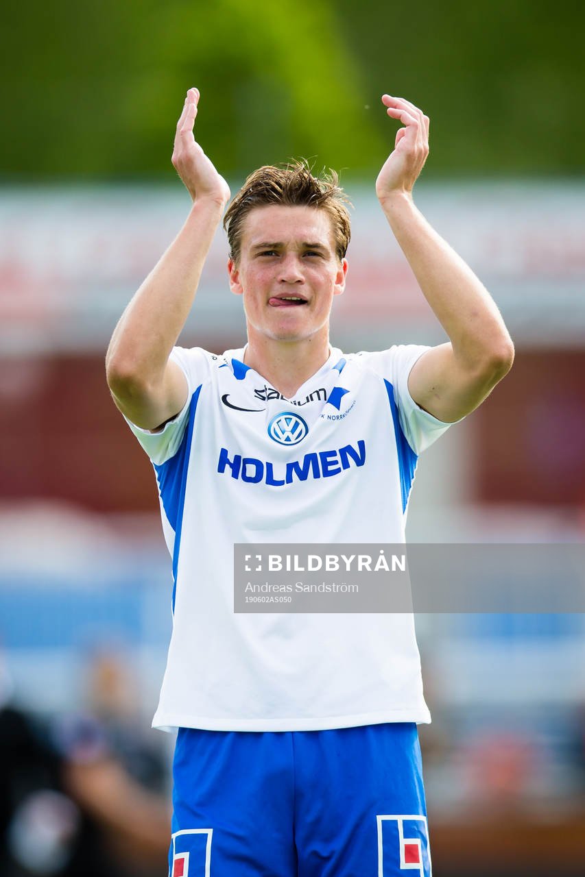 IFK Norrköpings Rasmus Lauritsen tackar fansen
