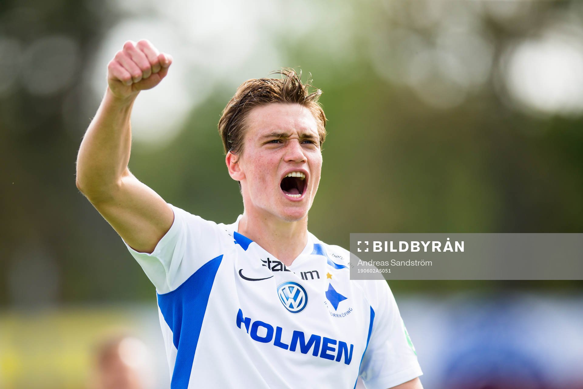 IFK Norrköpings Rasmus Lauritsen jublar med fansen efter fotbollsmatchen i Allsvenskan mellan AFC Eskilstuna och IFK Norrköping den 2 juni 2019 i Eskilstuna.