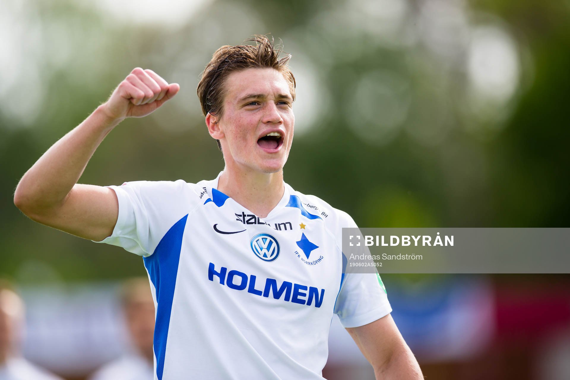 IFK Norrköpings Rasmus Lauritsen jublar med fansen