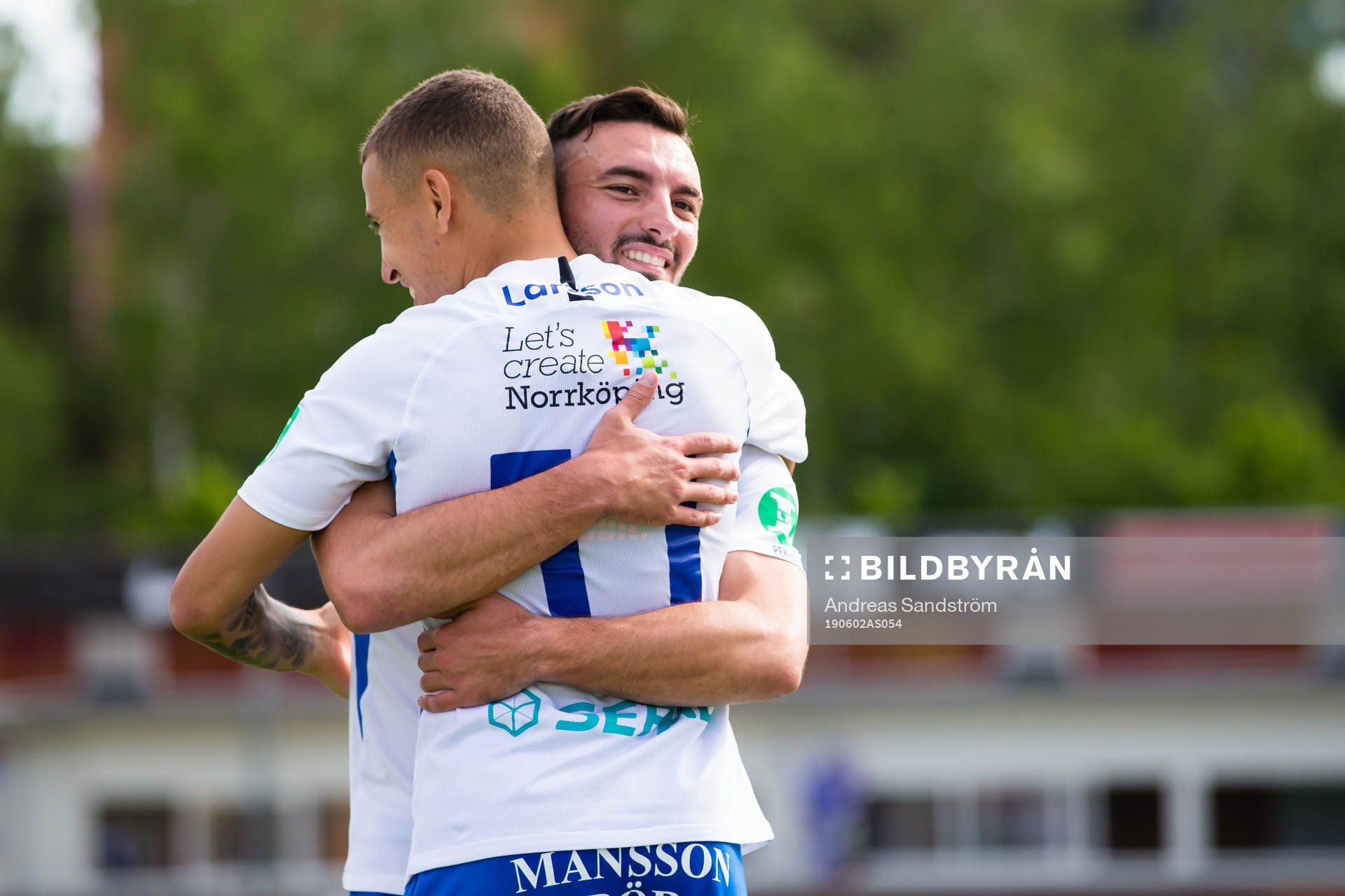 IFK Norrköpings Jordan Larsson omfamnas av Sead
