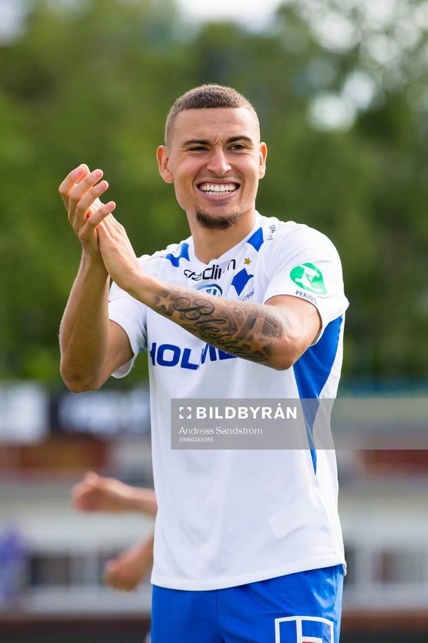 IFK Norrköpings Jordan Larsson tackar publiken