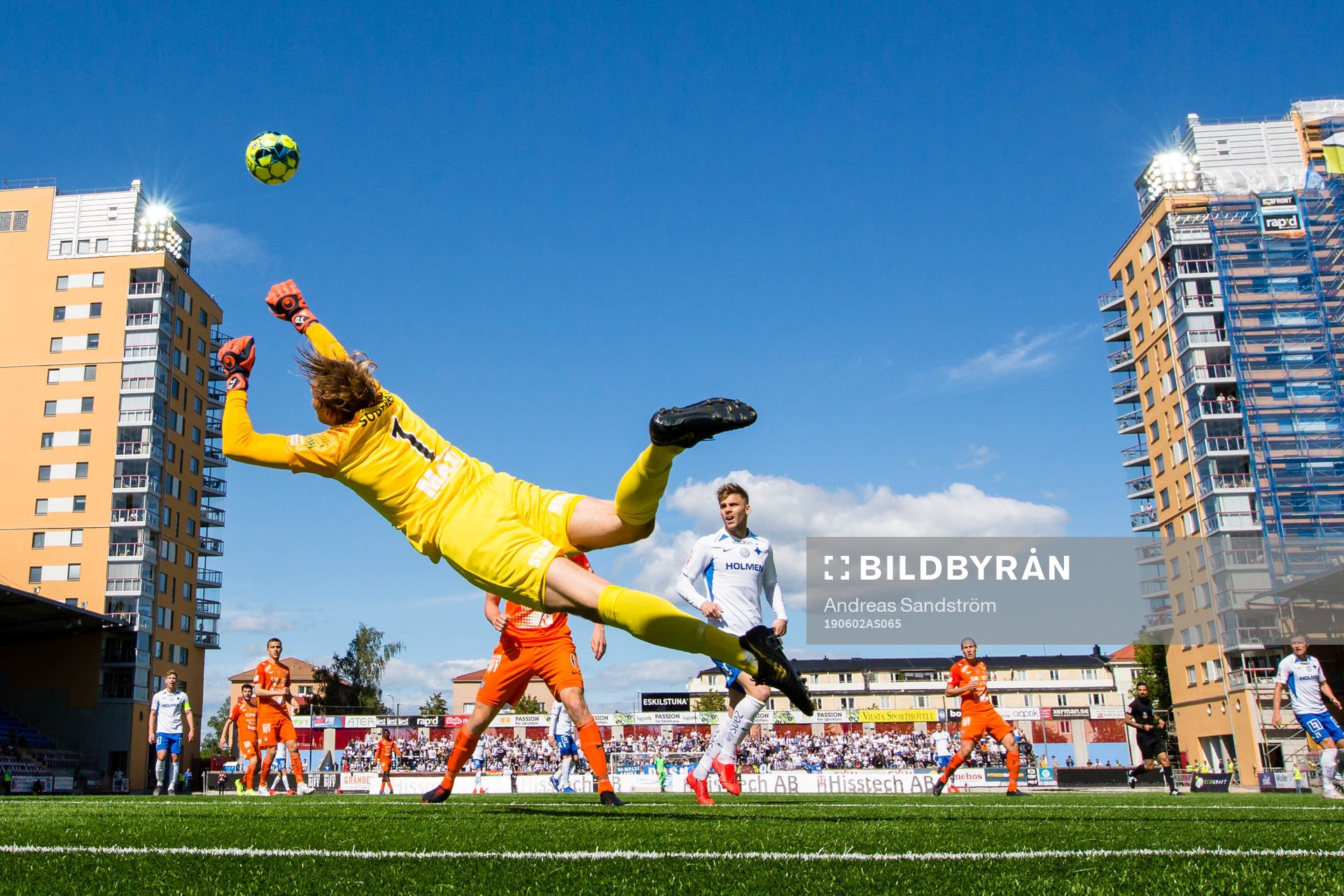 AFC Eskilstunas målvakt Ole Söderberg med en räddning